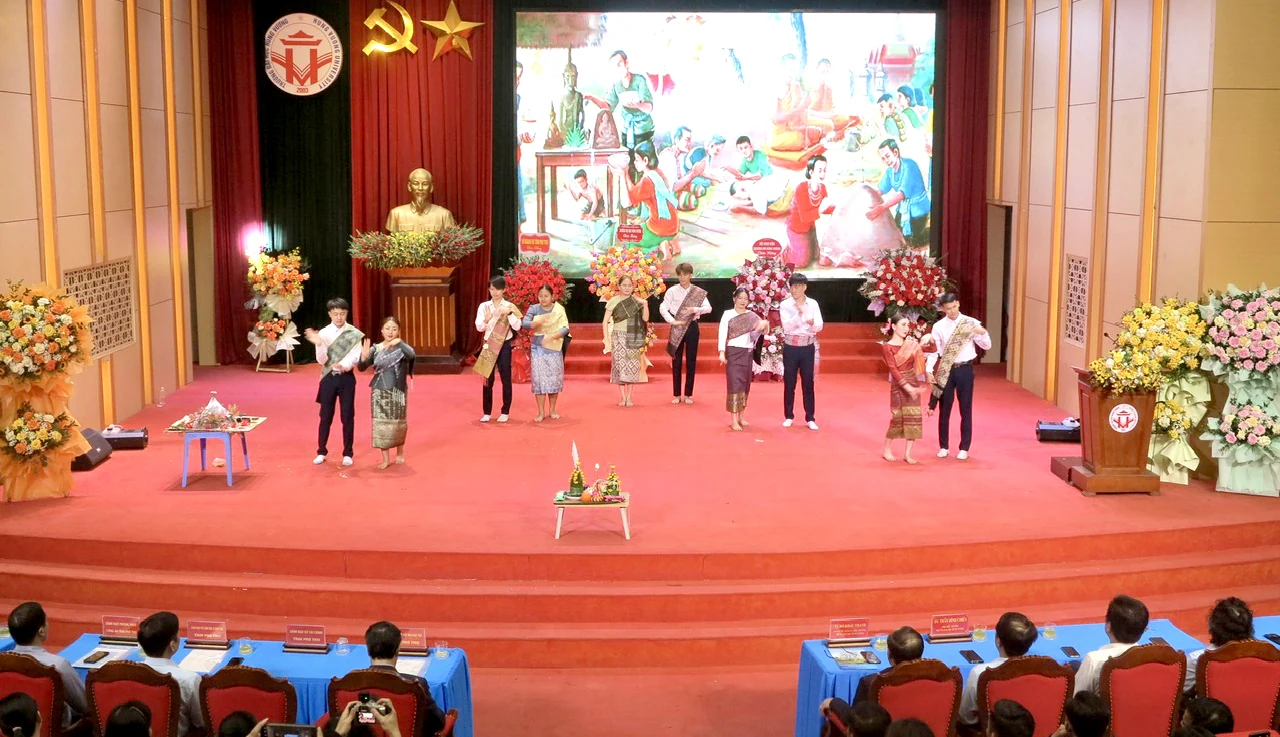 Trường Đại học Hùng Vương chào mừng Tết cổ truyền Bunpimay Lào năm 2025