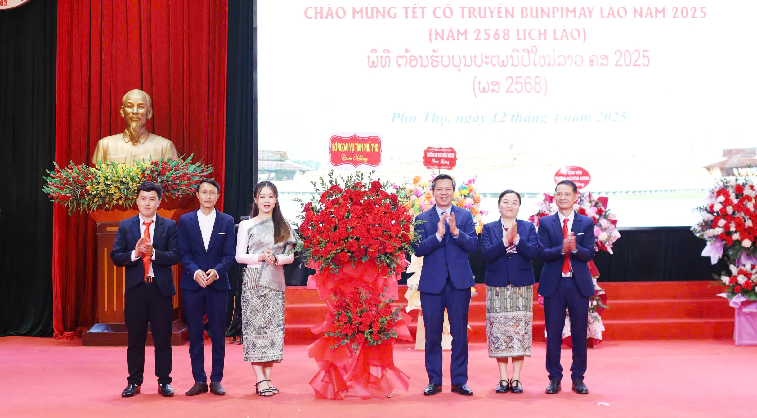 Trường Đại học Hùng Vương chào mừng Tết cổ truyền Bunpimay Lào năm 2025