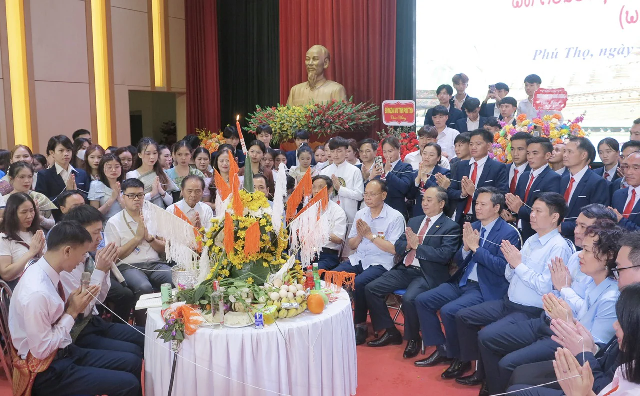 Trường Đại học Hùng Vương chào mừng Tết cổ truyền Bunpimay Lào năm 2025