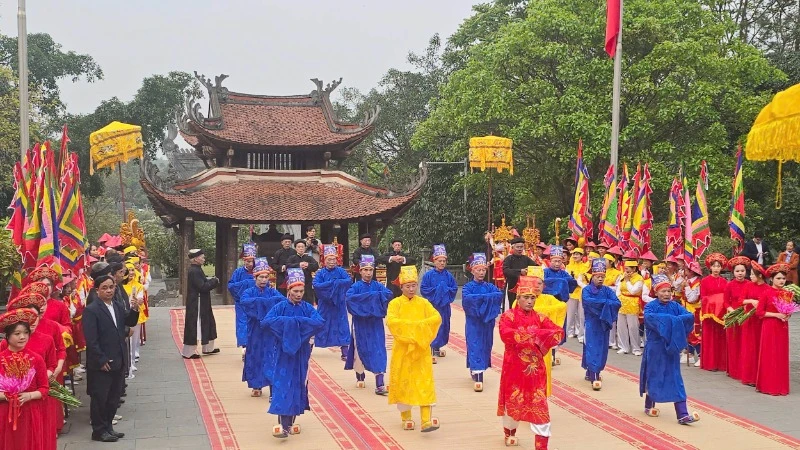 Linh thiêng hai tiếng đồng bào