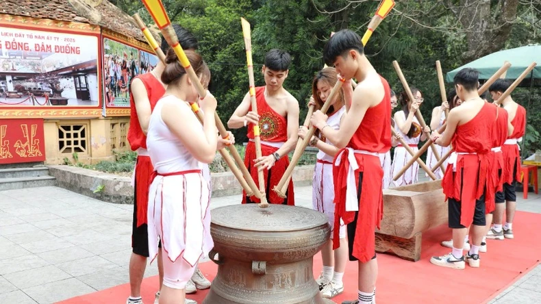 Linh thiêng hai tiếng đồng bào