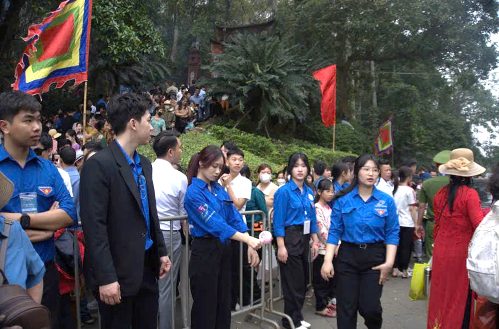 Thanh niên tình nguyện “xuyên đêm” vệ sinh môi trường