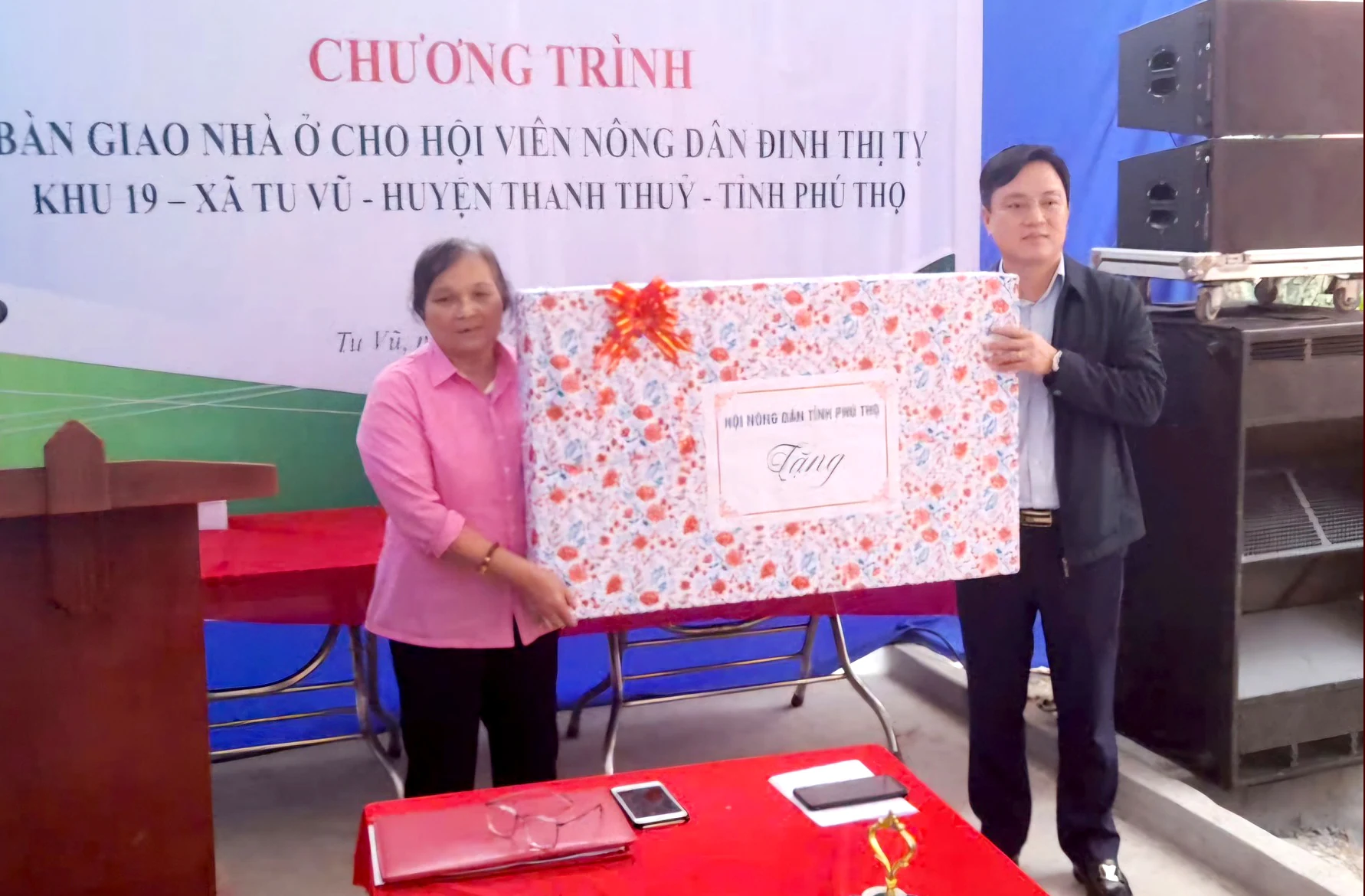 Bàn giao nhà cho hội viên nông dân