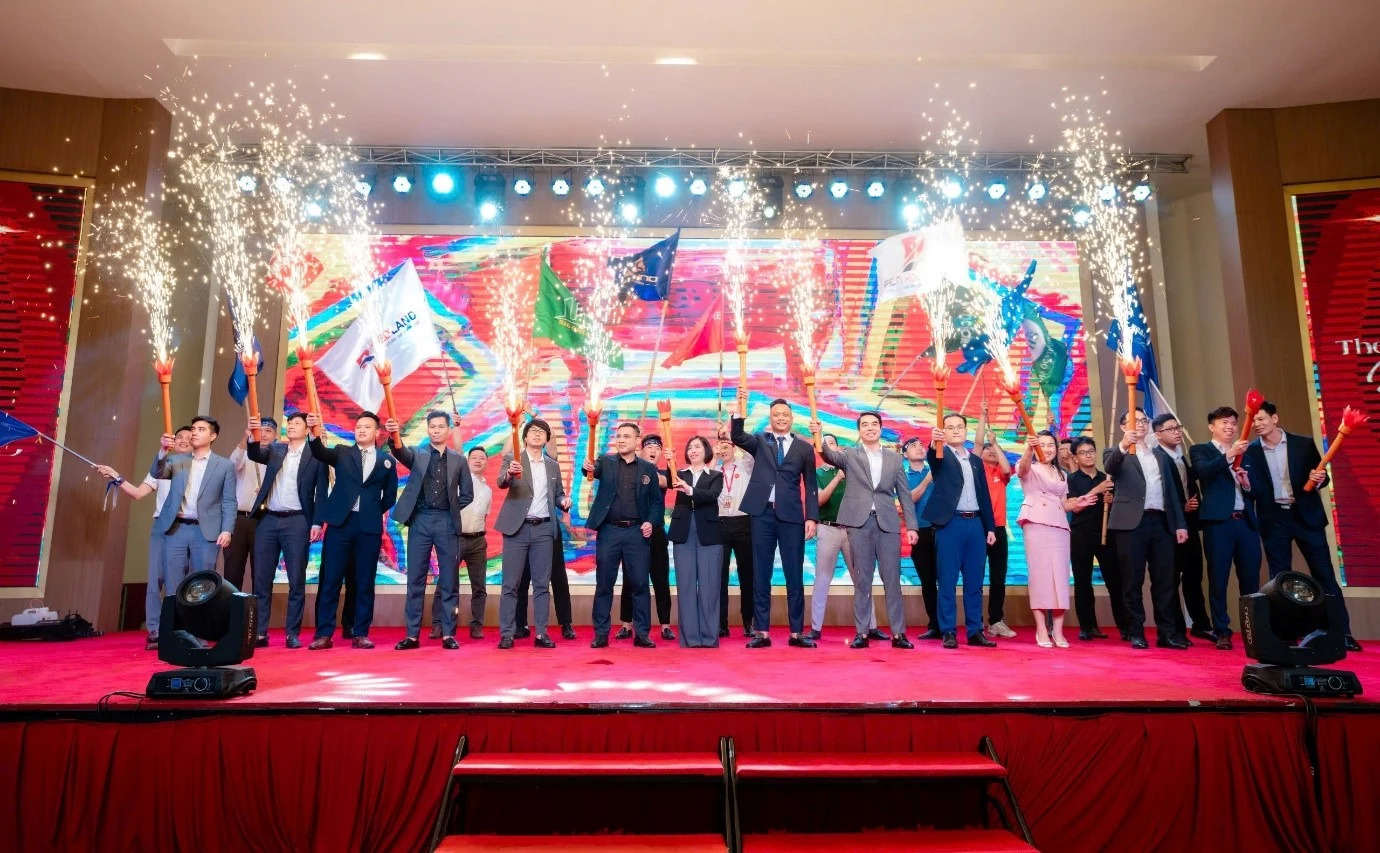 Hơn 500 tướng sĩ xuất trận tiến công thần tốc chinh phục tòa The Regal - VIC Grand Square