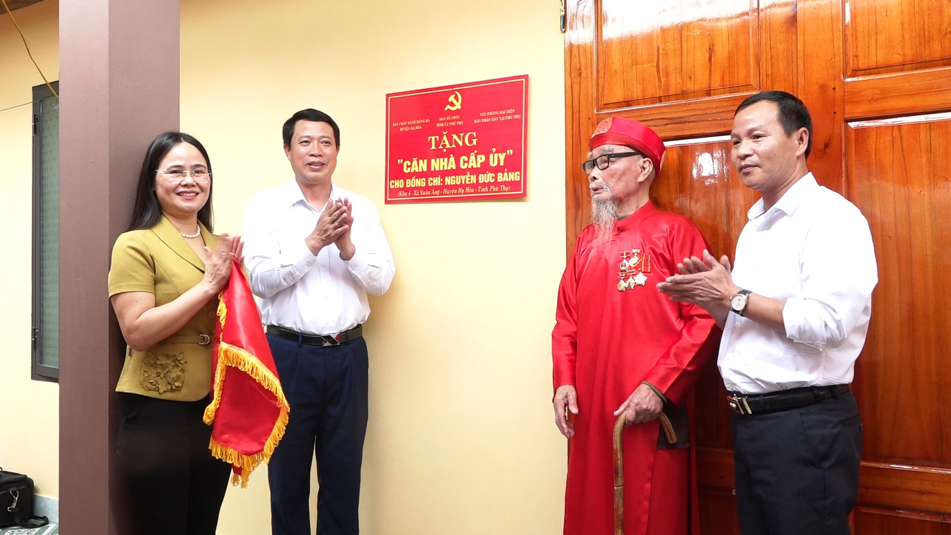 Khánh thành căn nhà cấp ủy tại huyện Hạ Hòa