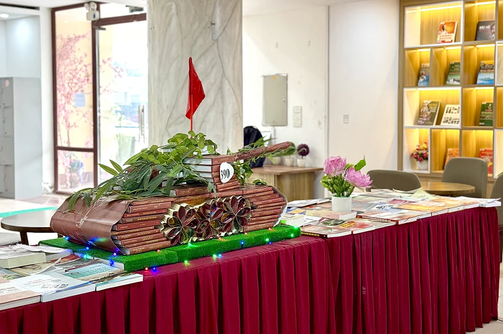 Thư viện tỉnh trưng bày, giới thiệu hơn 2000 cuốn sách, tư liệu