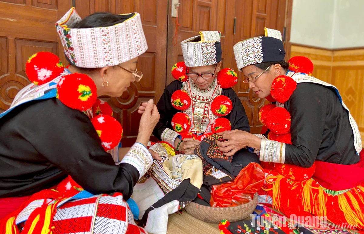 Người Dao thôn Tân Quang giữ nghề thêu truyền thống