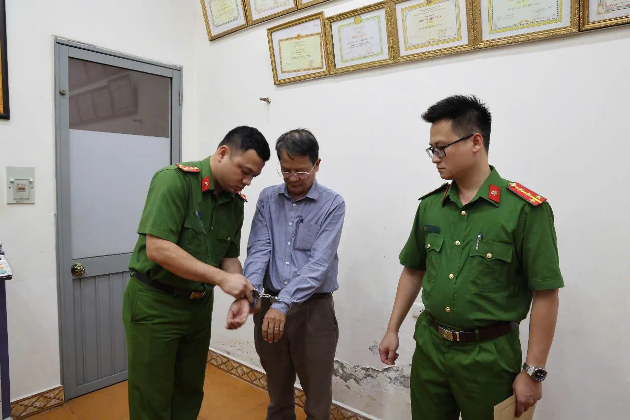 Bắt, khám xét khẩn cấp lãnh đạo và nhân viên Trung tâm Kiểm định kỹ thuật an toàn khu vực II