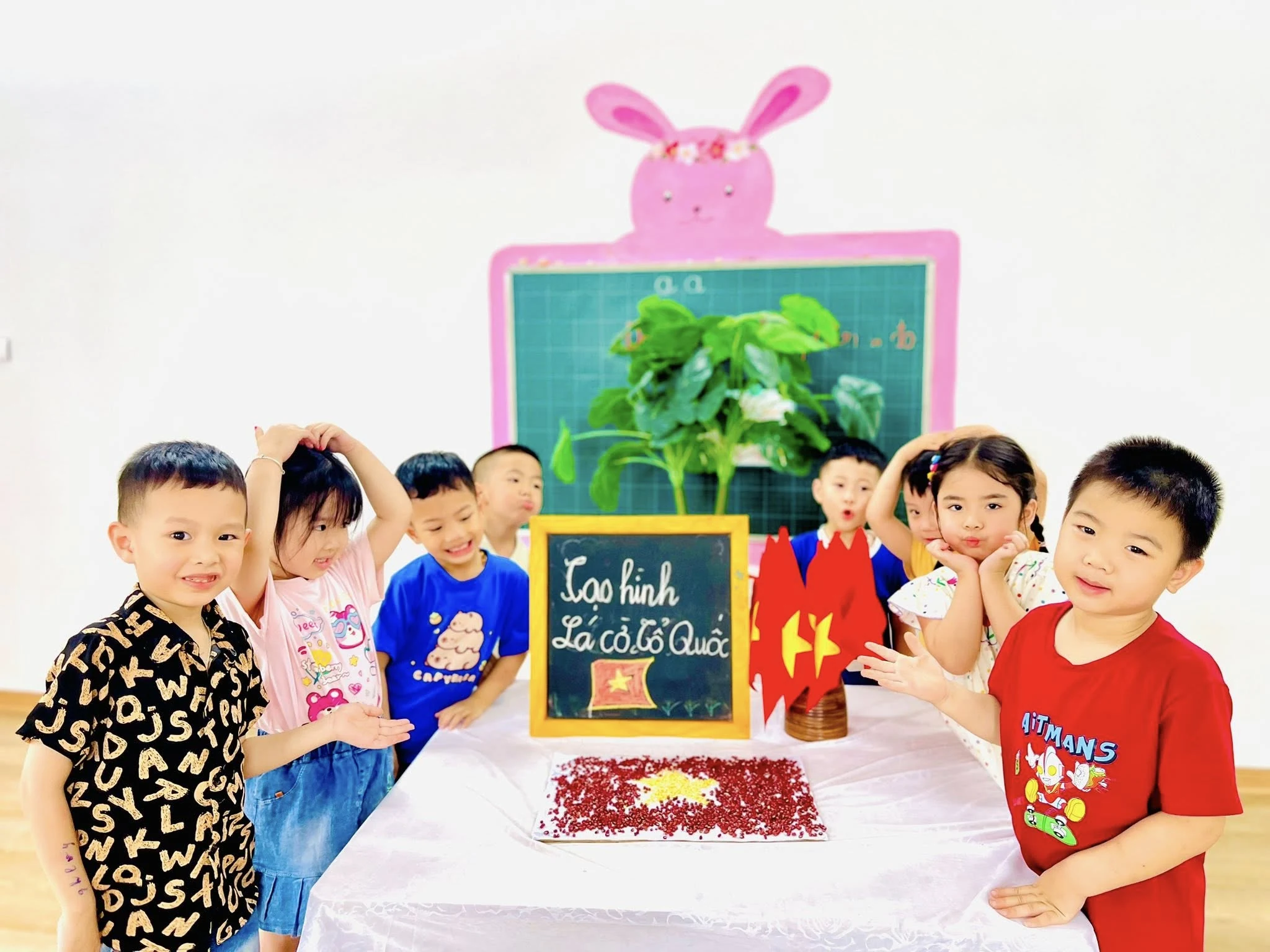 Nhiều trường học tổ chức các hoạt động hướng về ngày 30/4