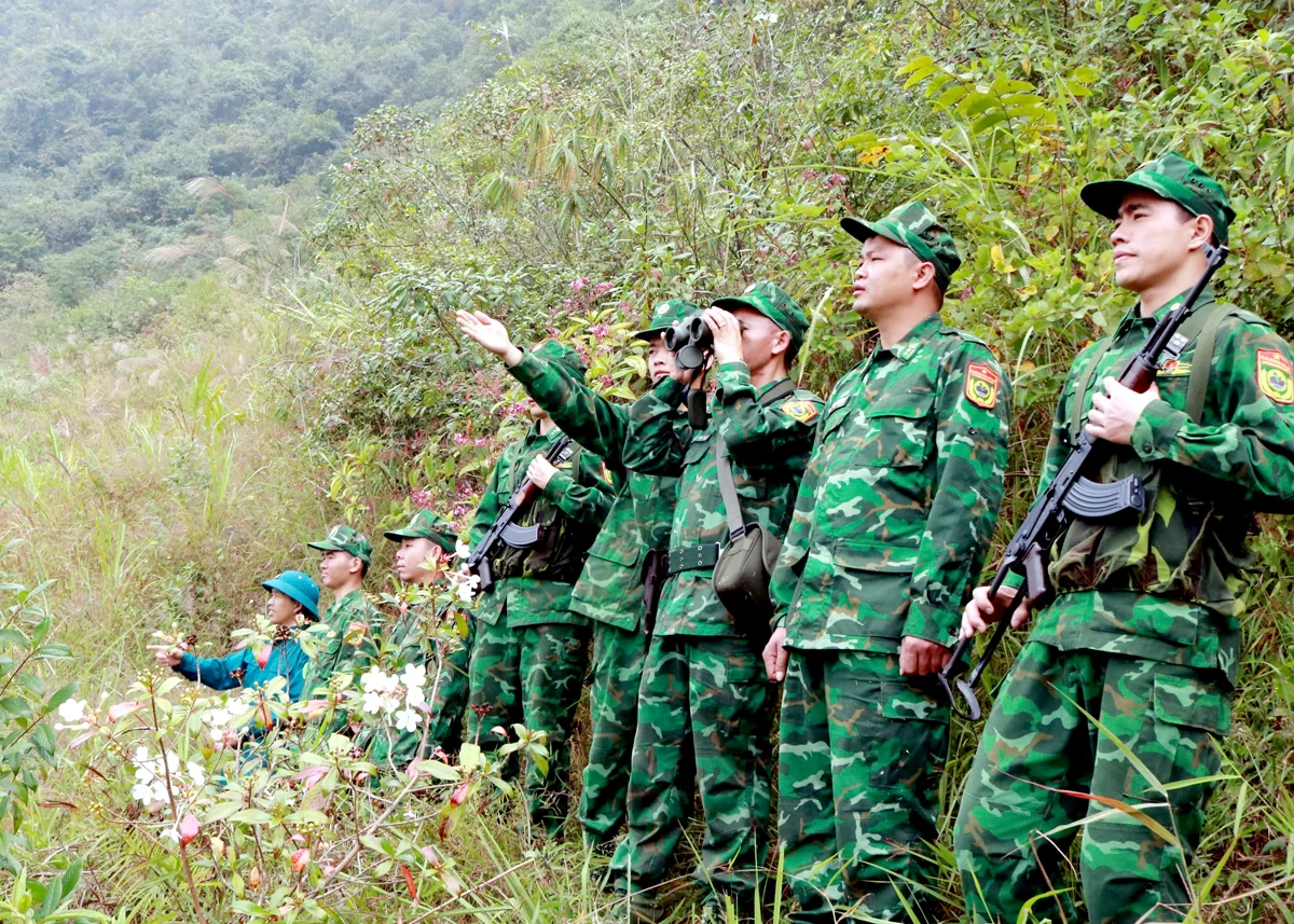Vững vàng bước chân tuần tra