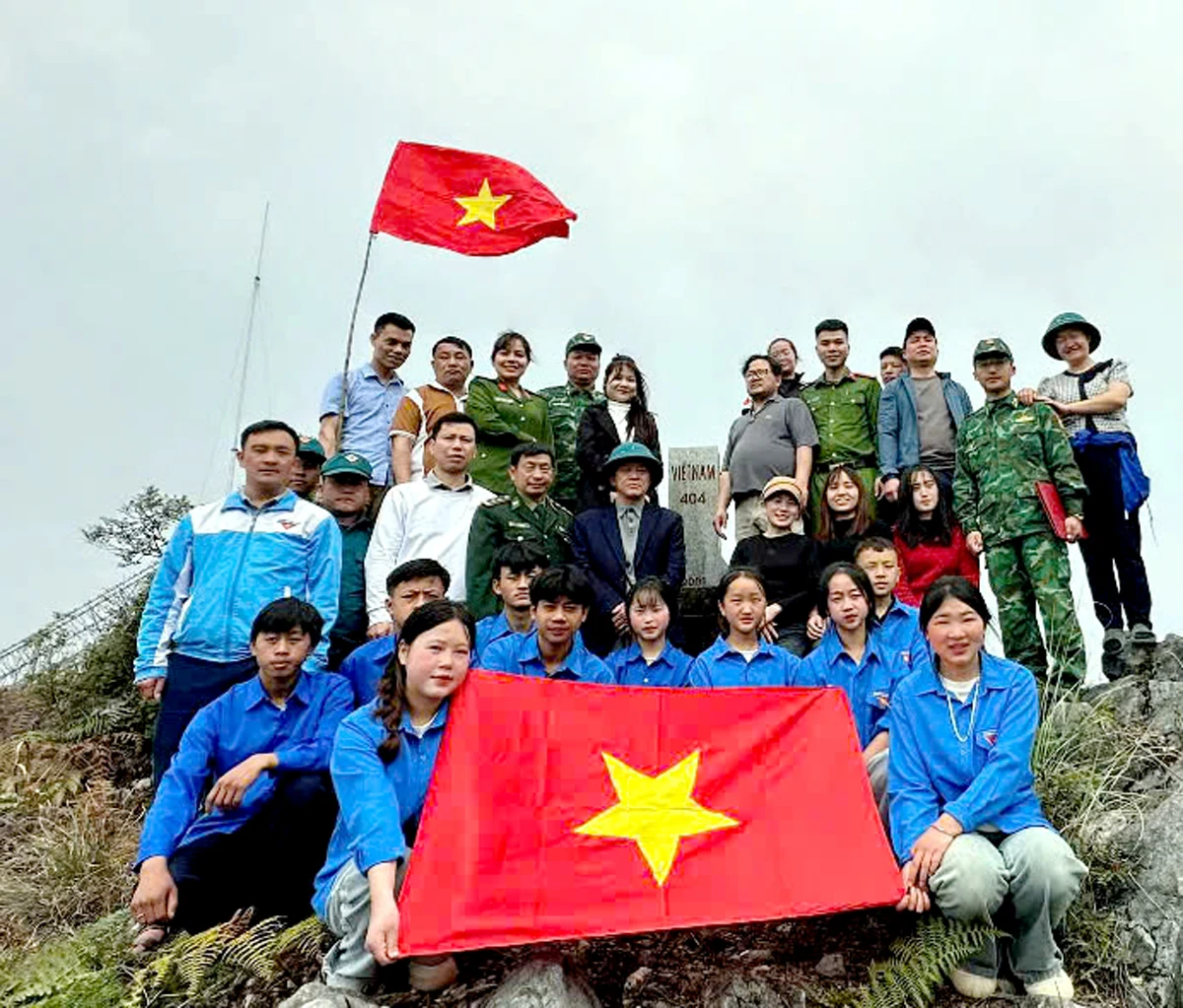 Vững vàng bước chân tuần tra