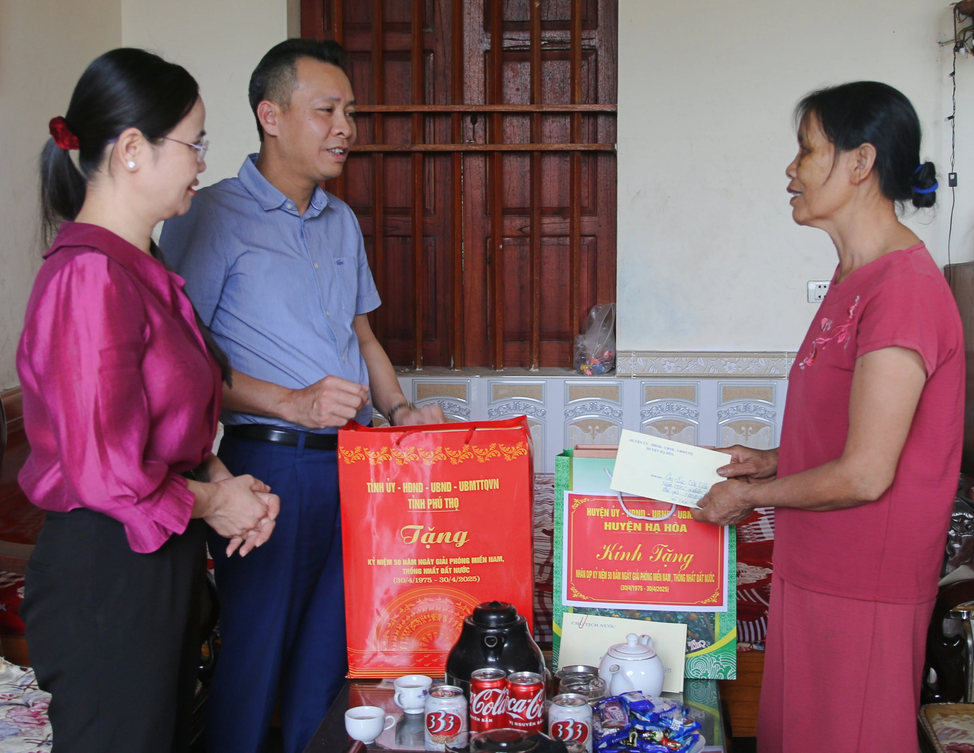 Thăm hỏi, tặng quà đối tượng chính sách, người có công