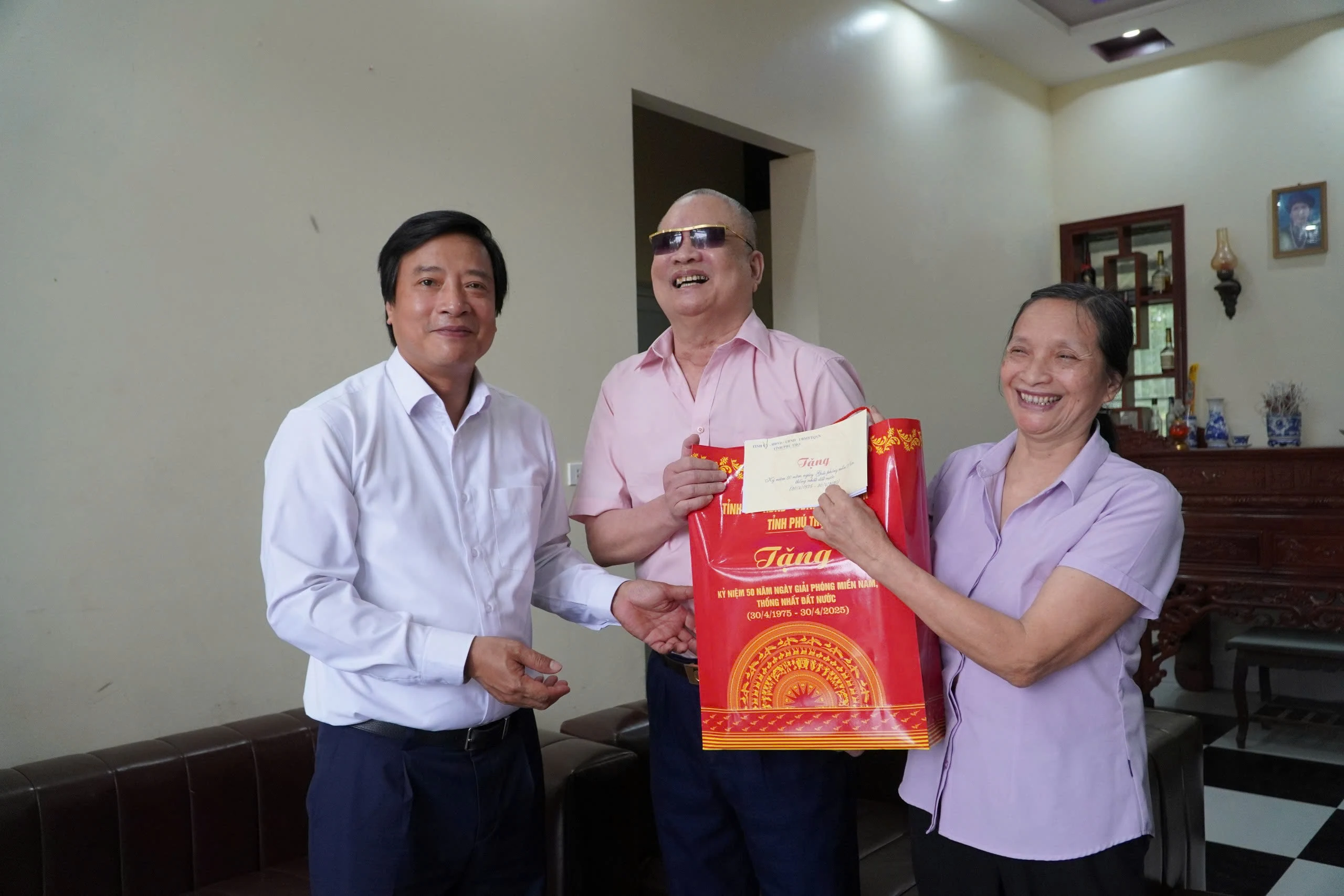 Thăm hỏi, tặng quà đối tượng chính sách, người có công