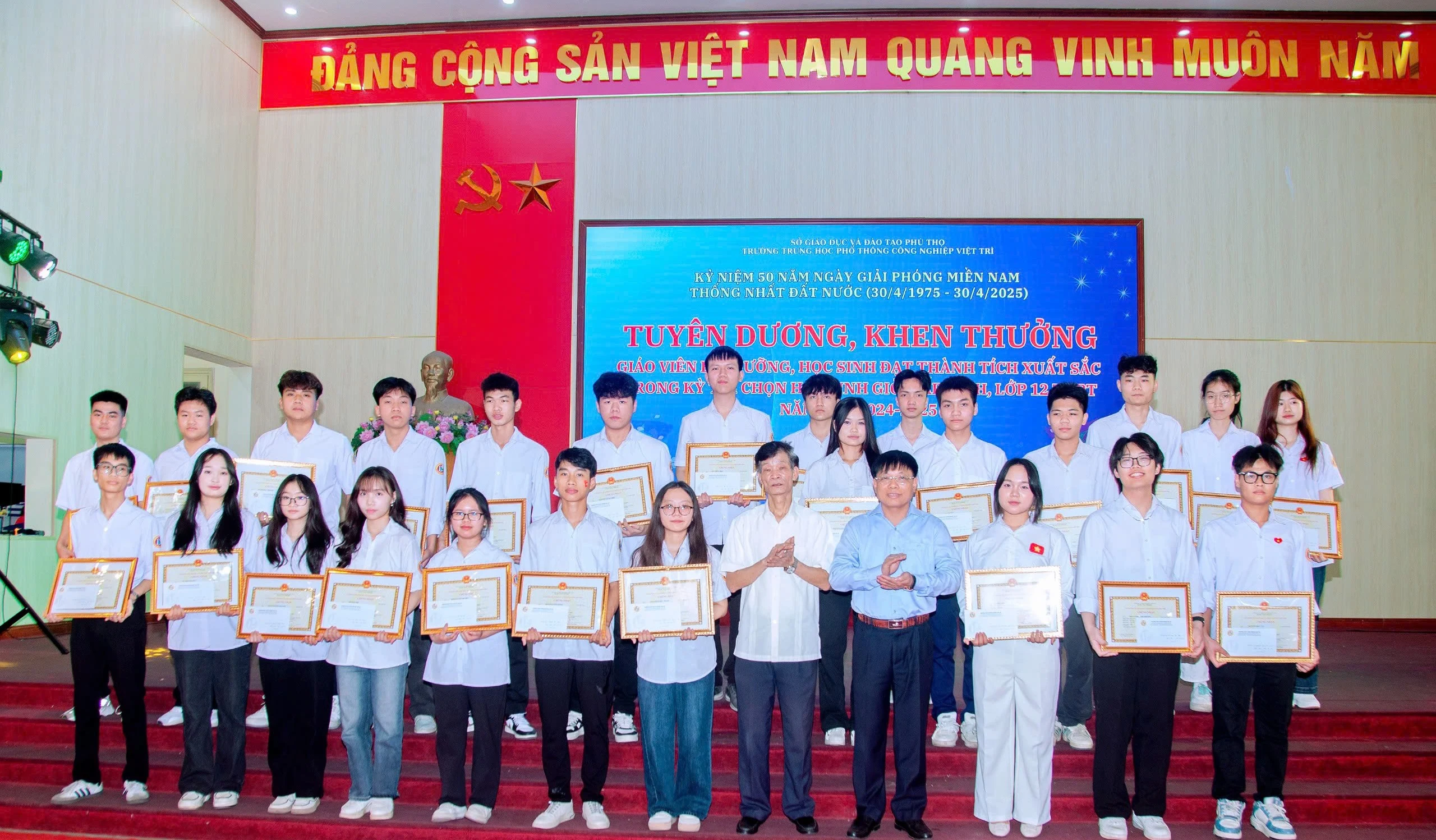 Chương trình kỷ niệm với chủ đề: “50 năm Đất nước trọn niềm vui”