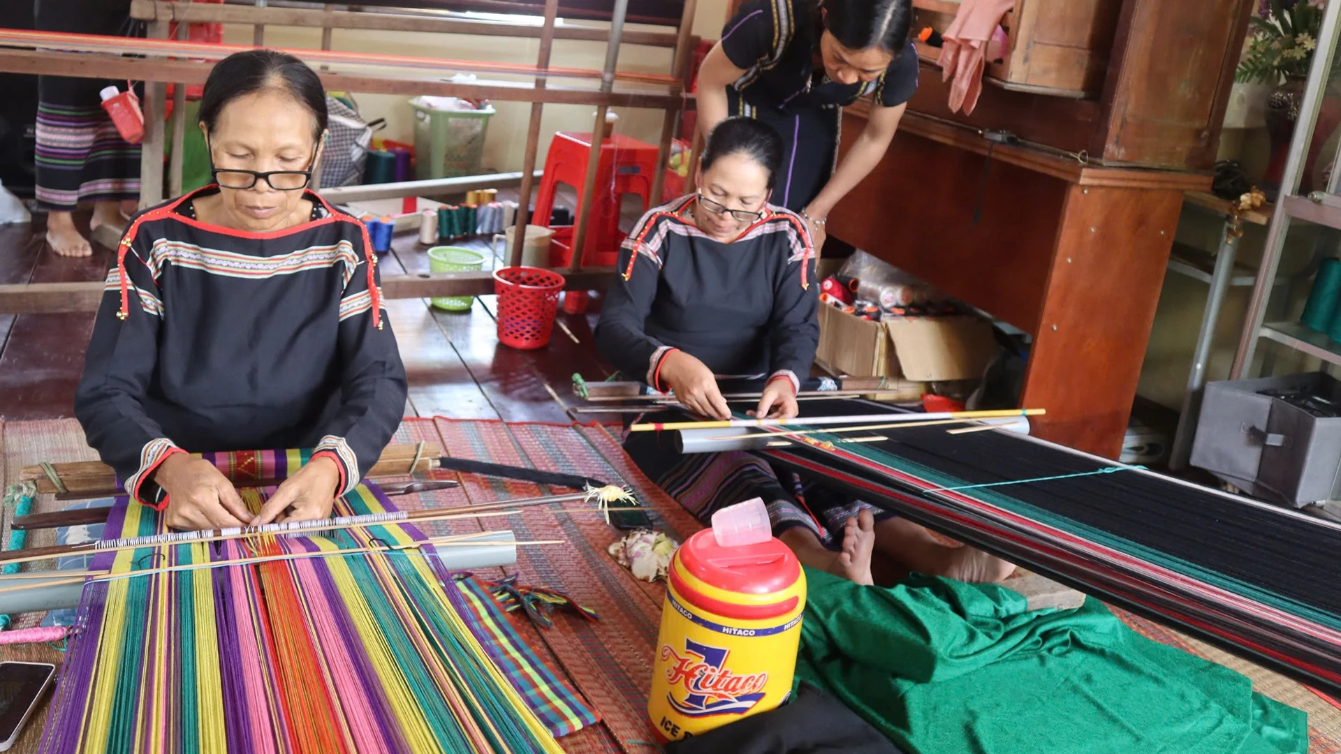 Giữ sợi ký ức trên khung dệt buôn làng