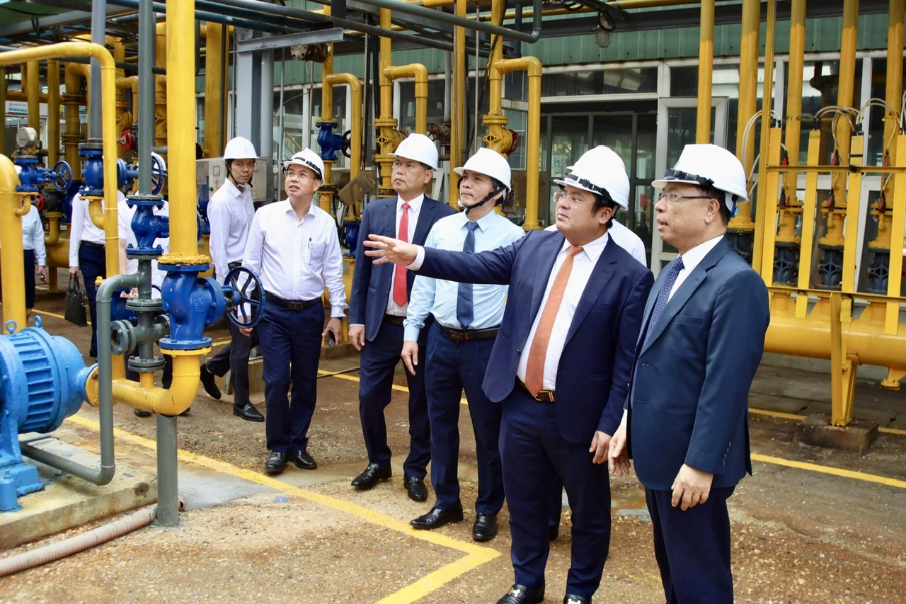 Gắn biển công trình chào mừng Đại hội Đại biểu Tập đoàn Hoá chất Việt Nam lần thứ IV