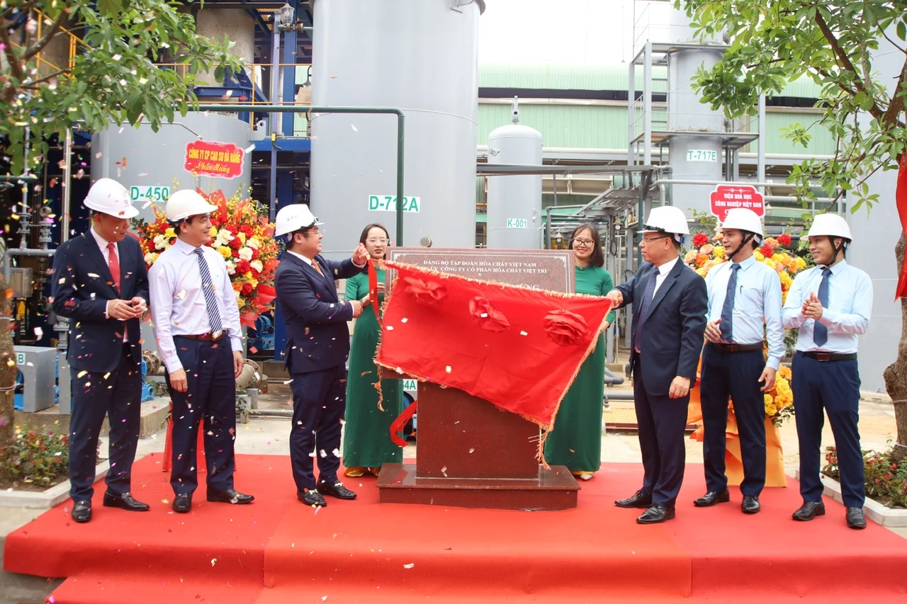 Gắn biển công trình chào mừng Đại hội Đại biểu Tập đoàn Hoá chất Việt Nam lần thứ IV
