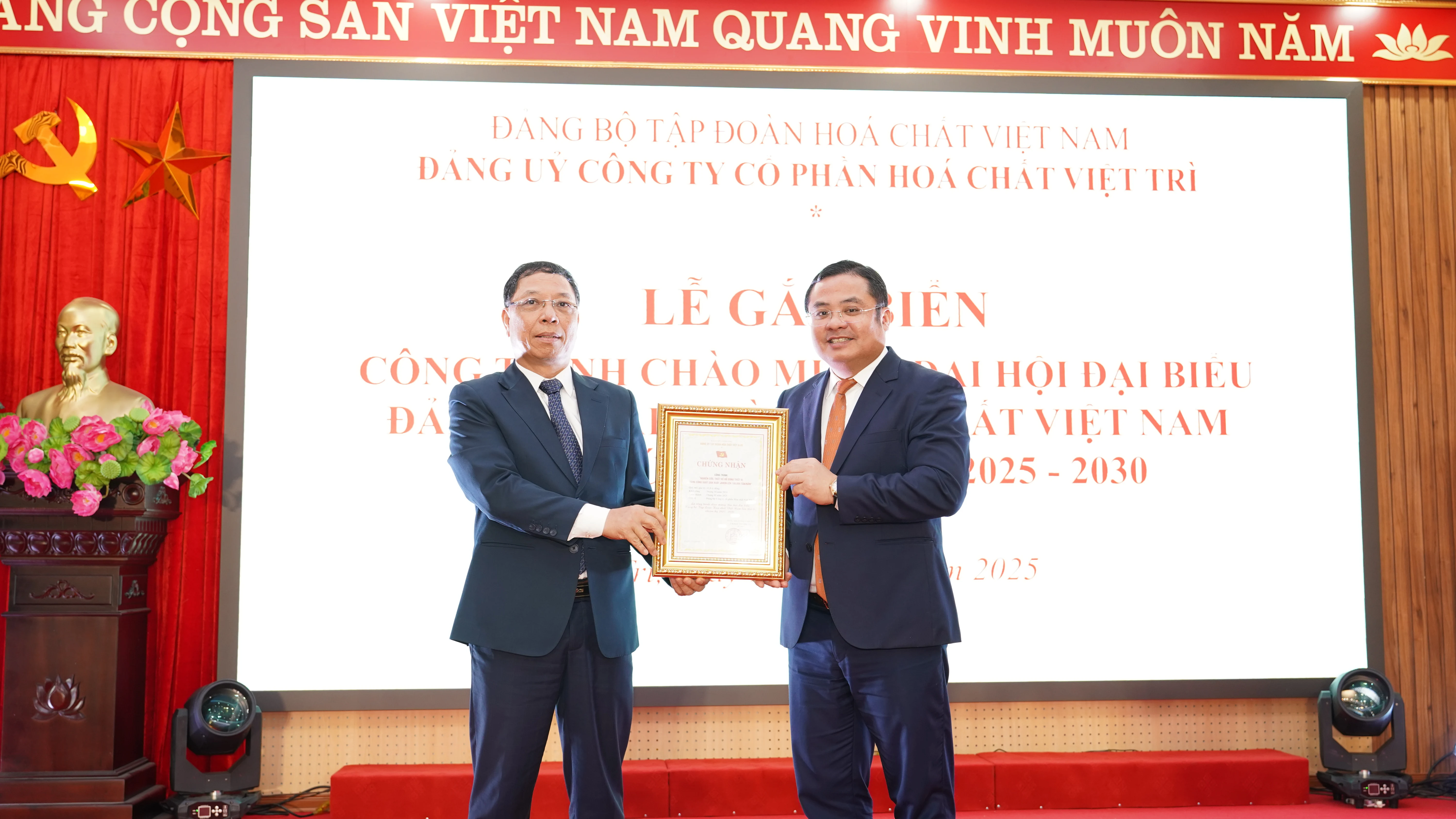 Gắn biển công trình chào mừng Đại hội Đại biểu Tập đoàn Hoá chất Việt Nam lần thứ IV