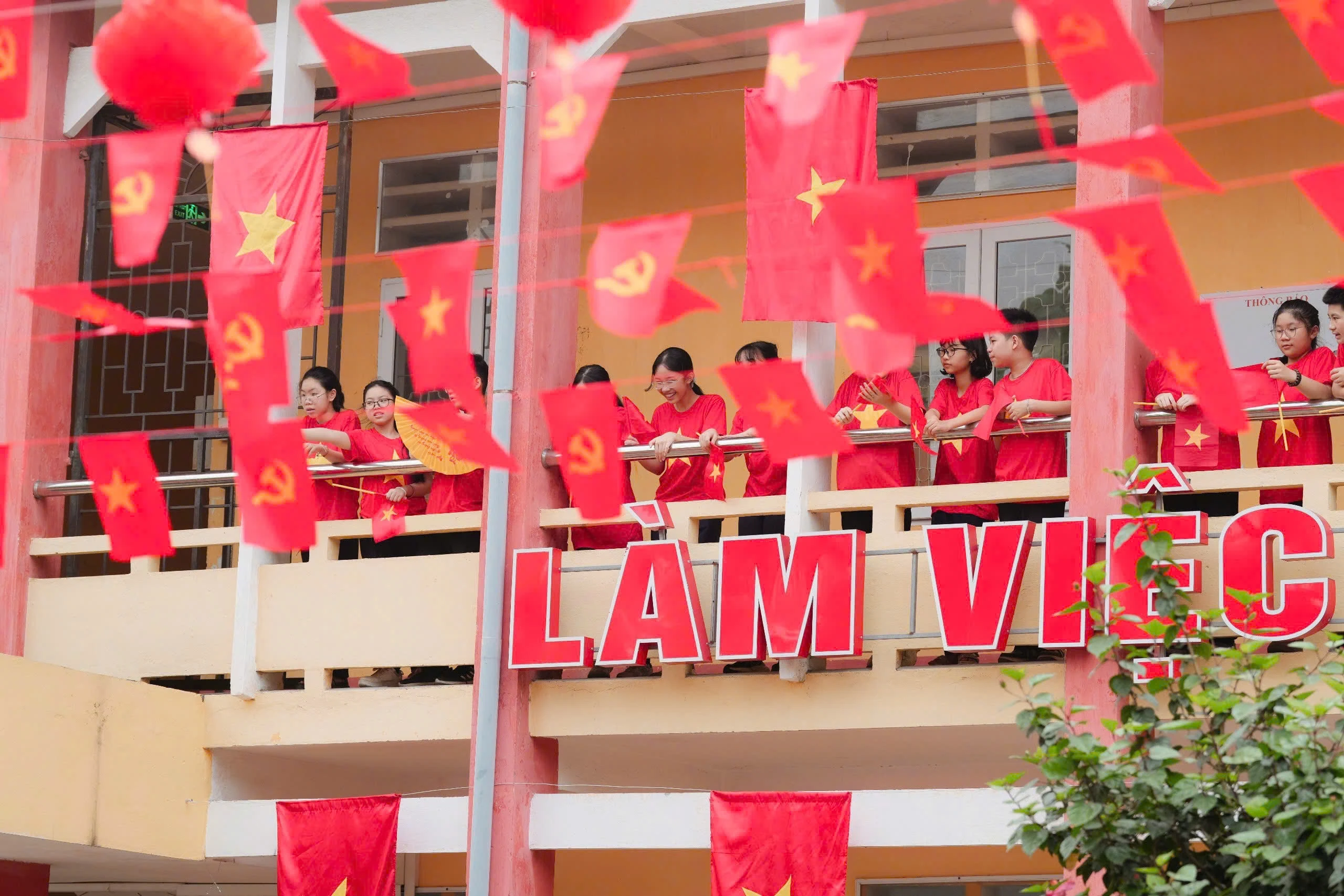 Tuyên truyền cổ động chào mừng kỷ niệm 50 năm Ngày thống nhất đất nước