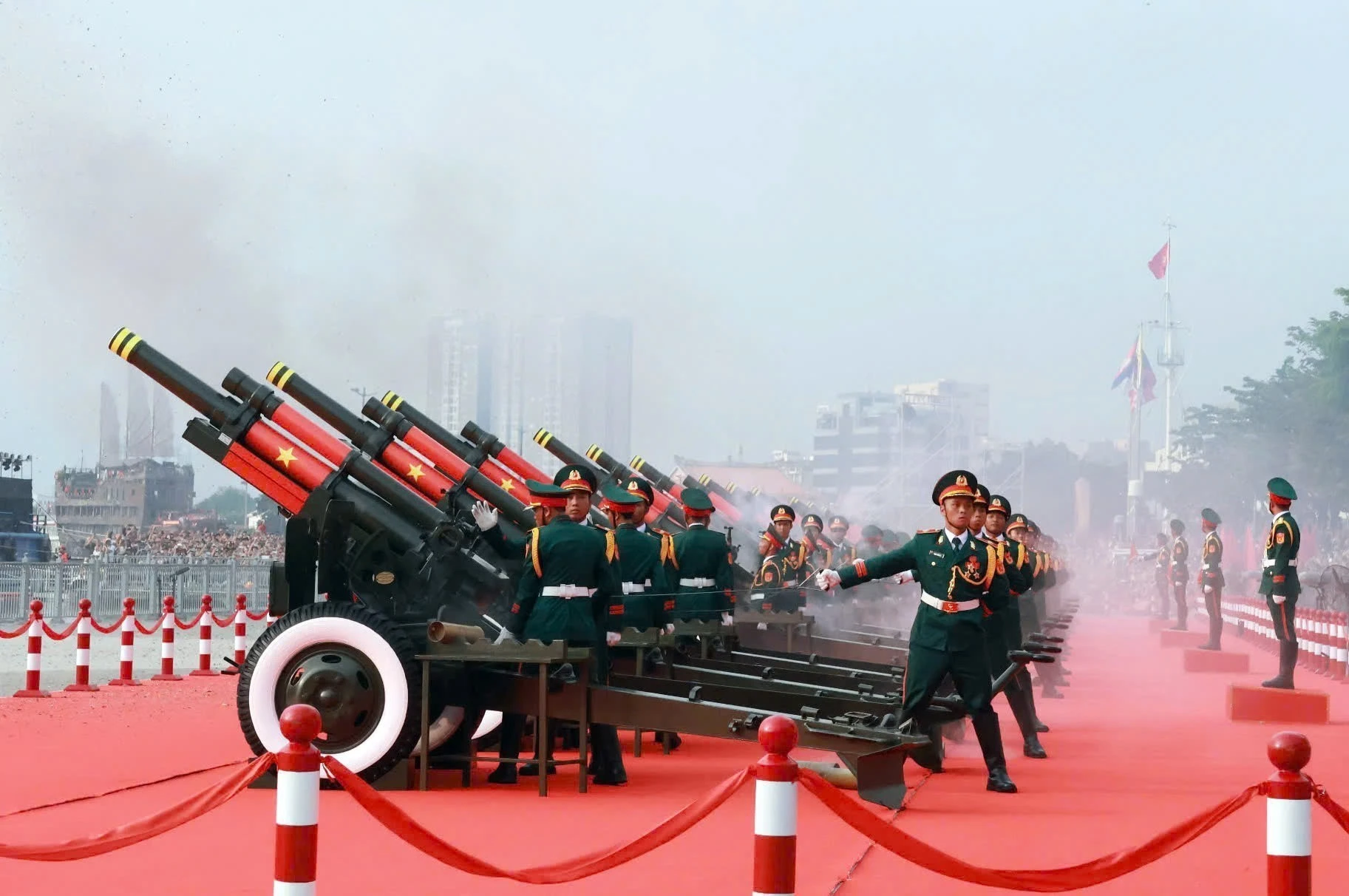Nghi thức bắn đại bác và múa súng tại Lễ kỷ niệm 50 năm Giải phóng miền nam, thống nhất đất nước