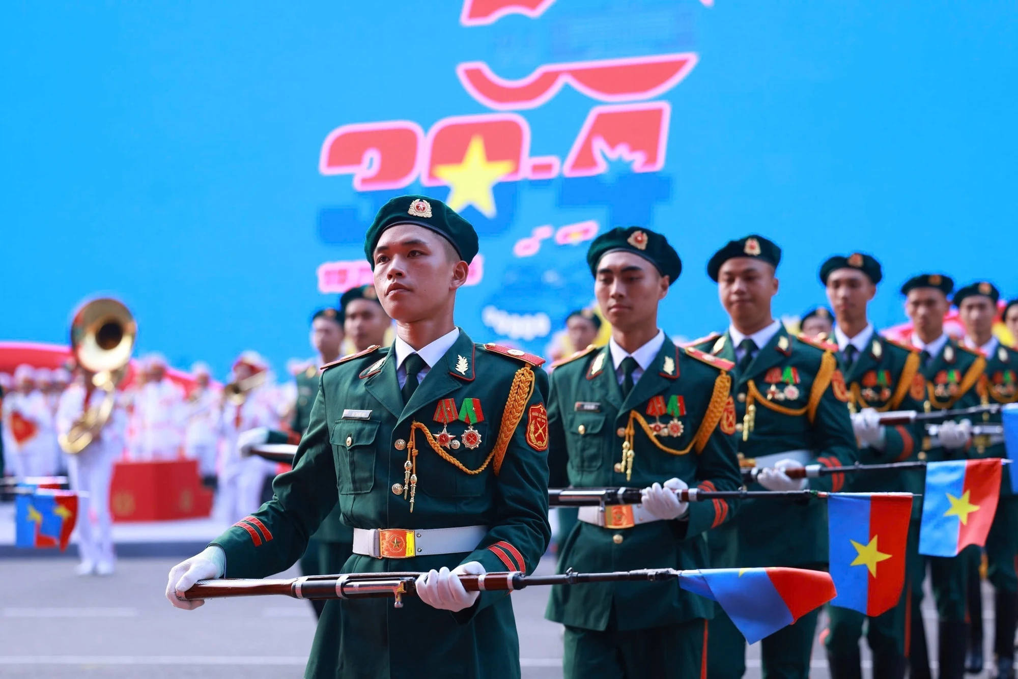 Nghi thức bắn đại bác và múa súng tại Lễ kỷ niệm 50 năm Giải phóng miền nam, thống nhất đất nước