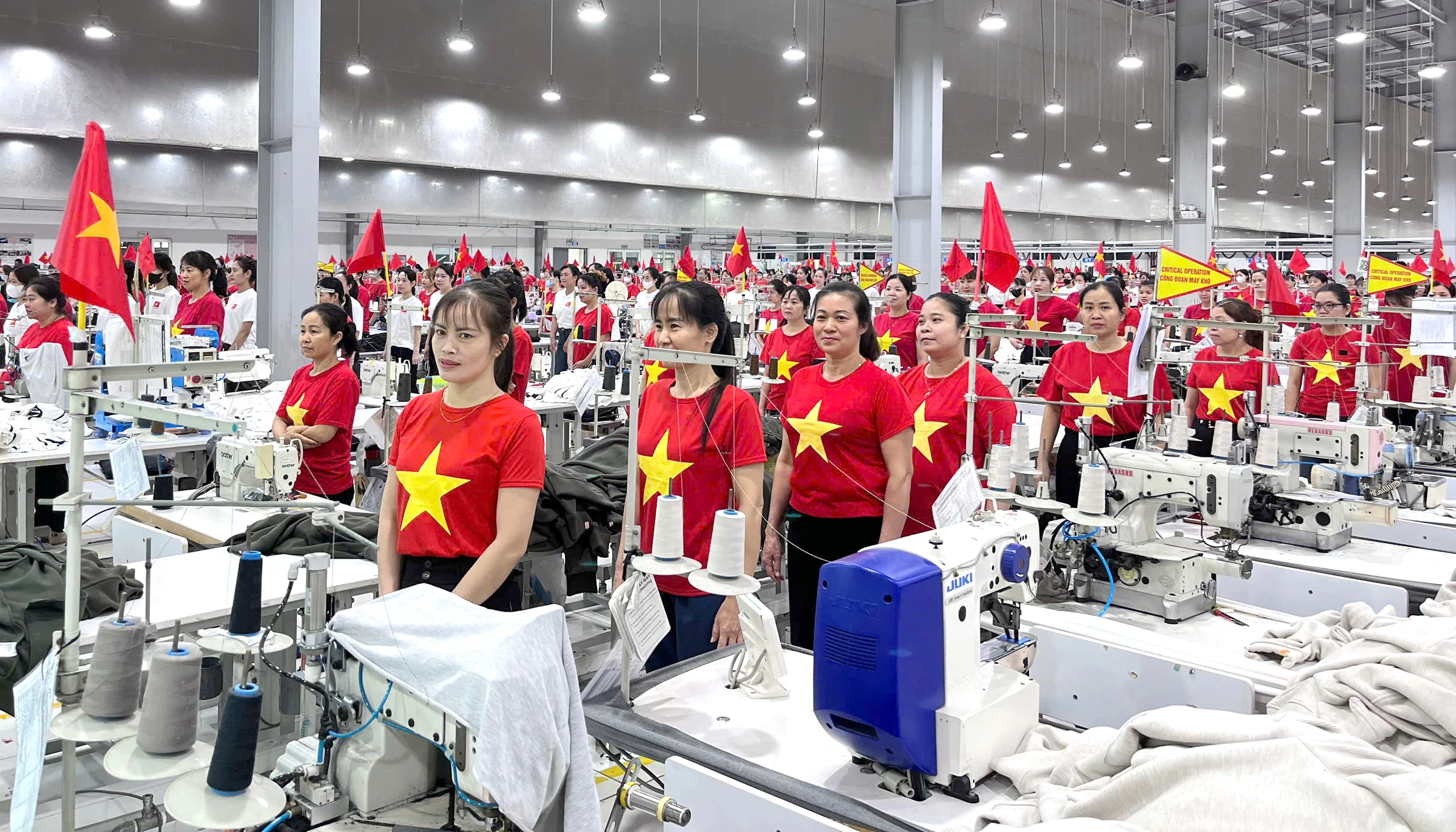 Công nhân lao động Chào cờ, hát Quốc ca kỷ niệm đại lễ 30/4 và 1/5