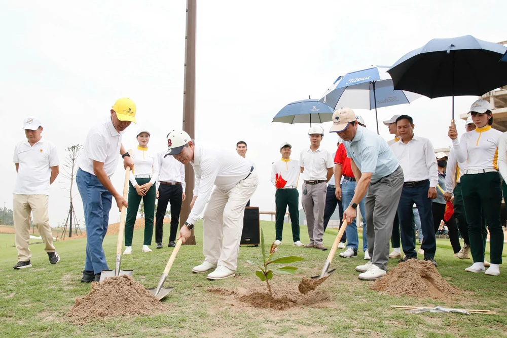 Chủ tịch UBND tỉnh Bùi Văn Quang dự lễ trồng cây bàng vuông ở Sân golf Văn Lang Empire