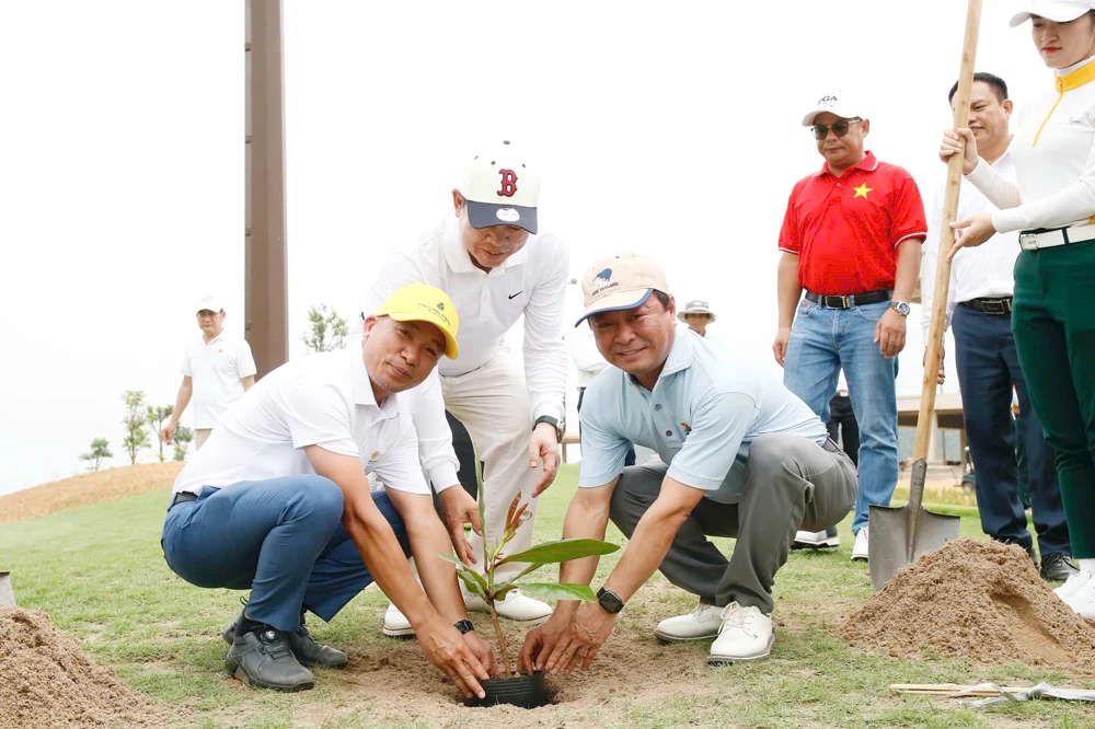 Chủ tịch UBND tỉnh Bùi Văn Quang dự lễ trồng cây bàng vuông ở Sân golf Văn Lang Empire