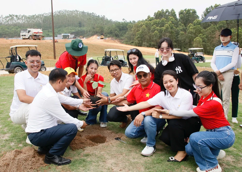 Chủ tịch UBND tỉnh Bùi Văn Quang dự lễ trồng cây bàng vuông ở Sân golf Văn Lang Empire