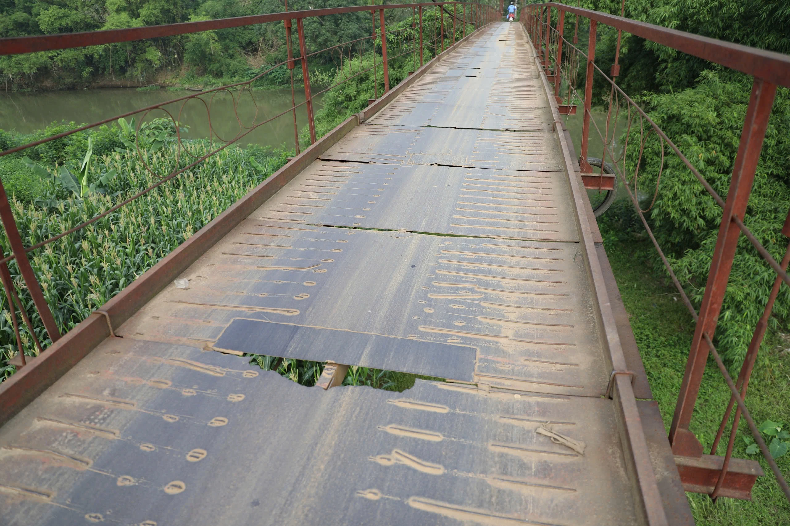 Cần nhanh chóng khắc phục tình trạng xuống cấp của cầu treo Hà Biên