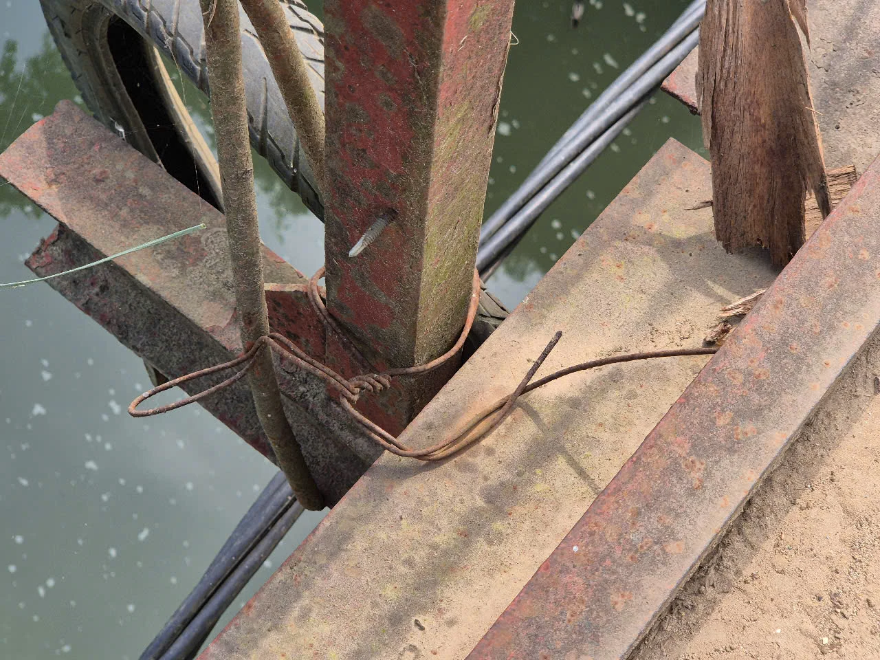 Cần nhanh chóng khắc phục tình trạng xuống cấp của cầu treo Hà Biên