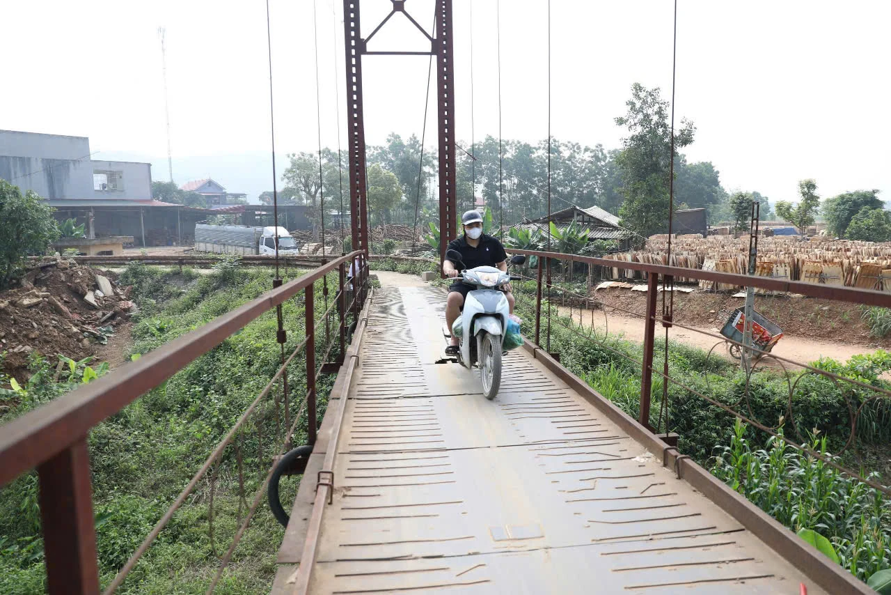 Cần nhanh chóng khắc phục tình trạng xuống cấp của cầu treo Hà Biên