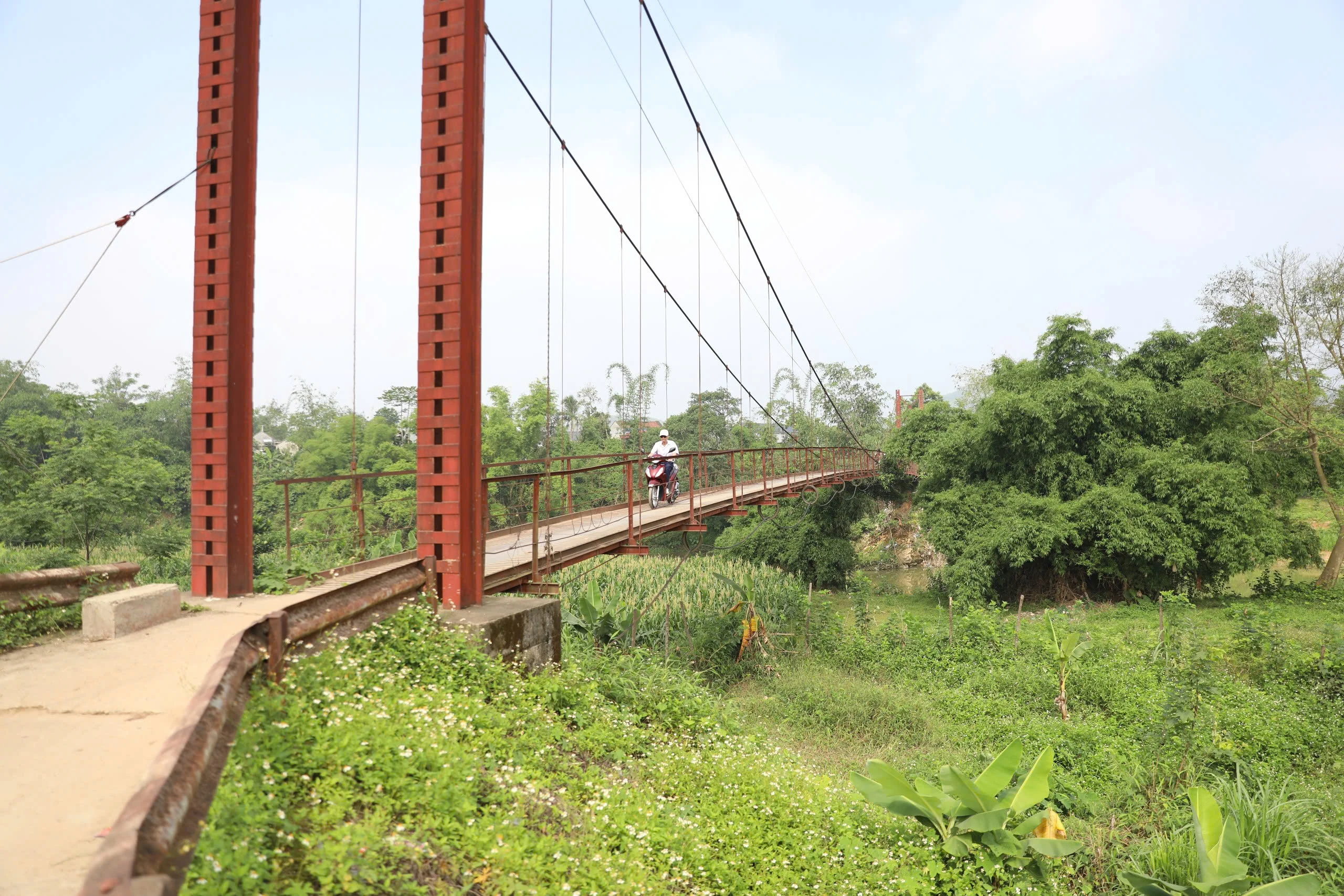 Cần nhanh chóng khắc phục tình trạng xuống cấp của cầu treo Hà Biên