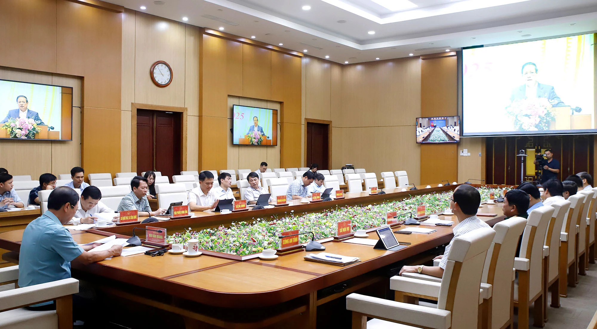 Đẩy mạnh 3 đột phá chiến lược số, cương quyết cắt bỏ các thủ tục hành chính rườm rà