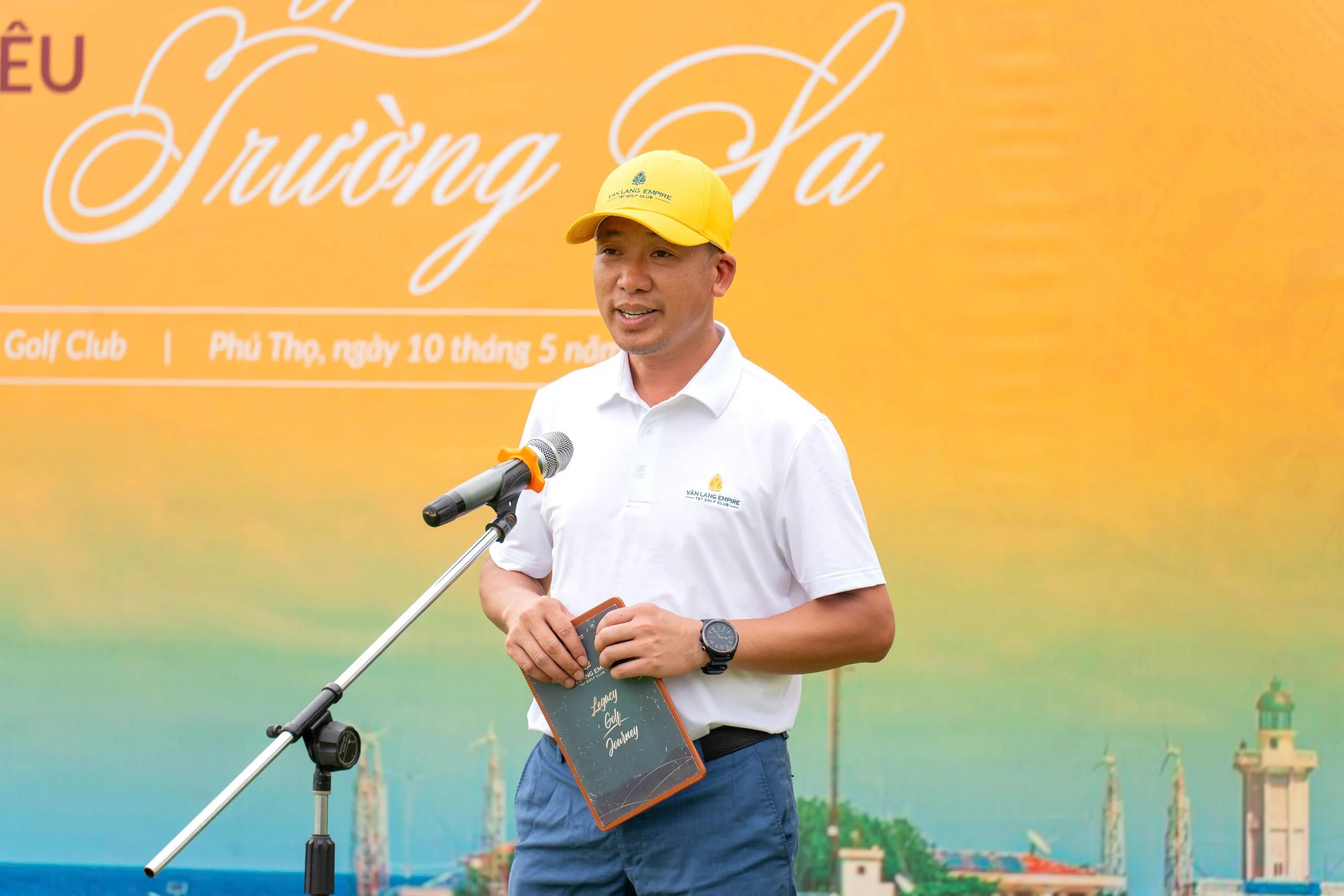 Chủ tịch UBND tỉnh Bùi Văn Quang dự lễ trồng cây bàng vuông ở Sân golf Văn Lang Empire