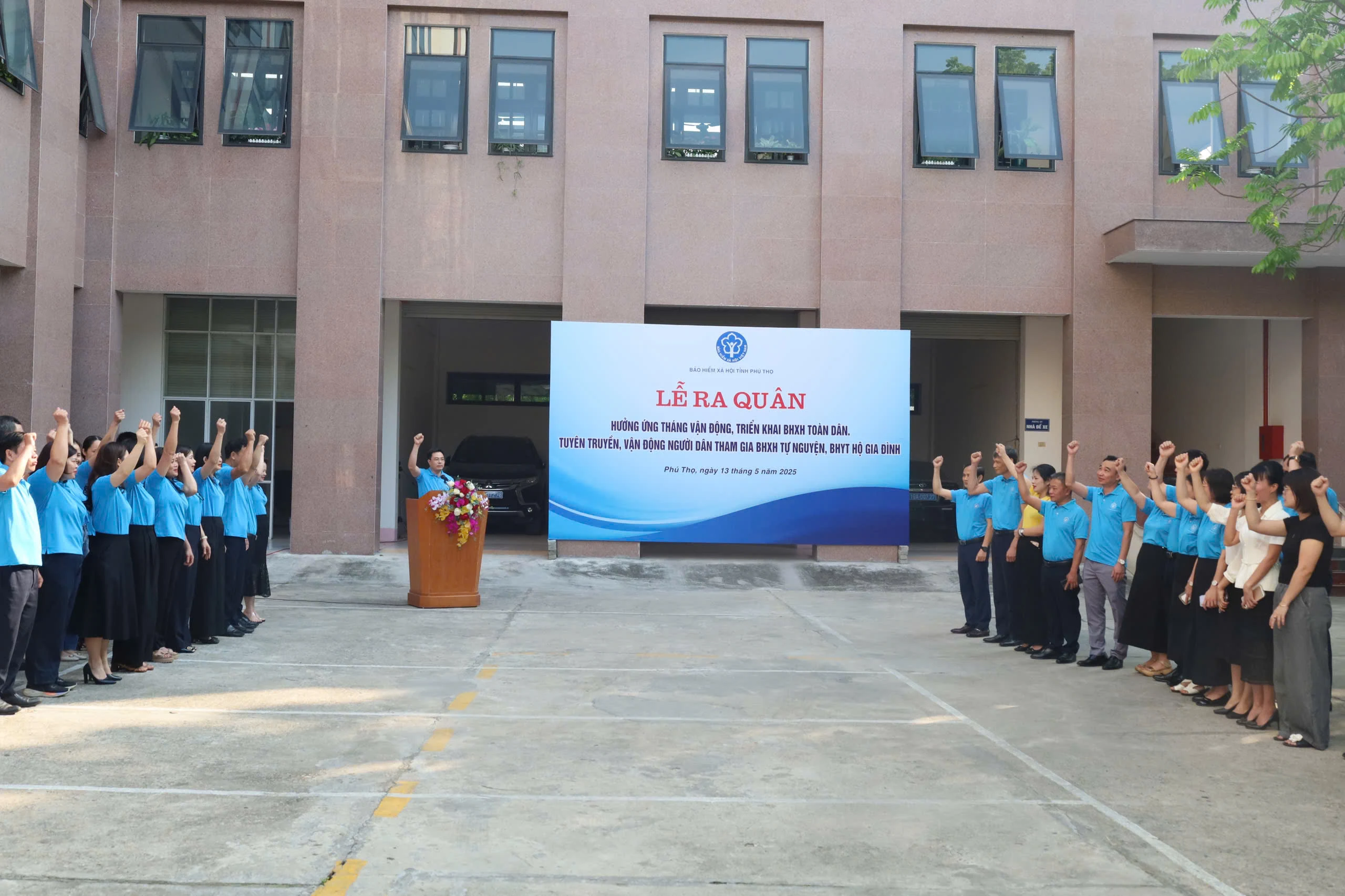 Ra quân tuyên truyền, vận động người dân tham gia BHXH, BHYT