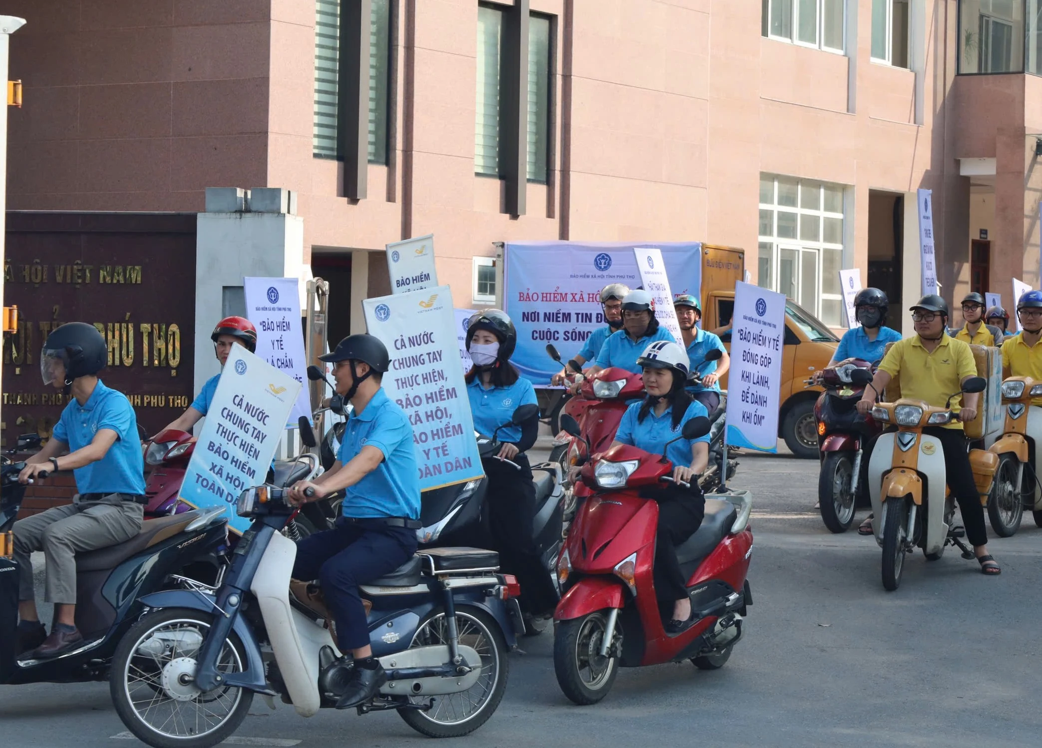 Ra quân tuyên truyền, vận động người dân tham gia BHXH, BHYT