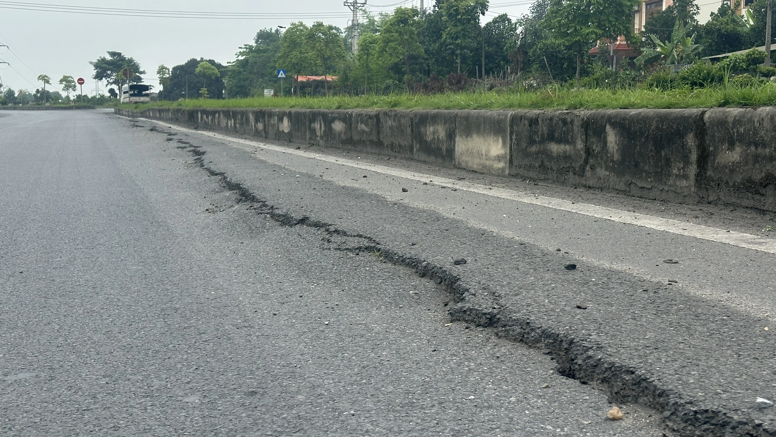 Xuất hiện vết nứt dài trên đường Âu Cơ