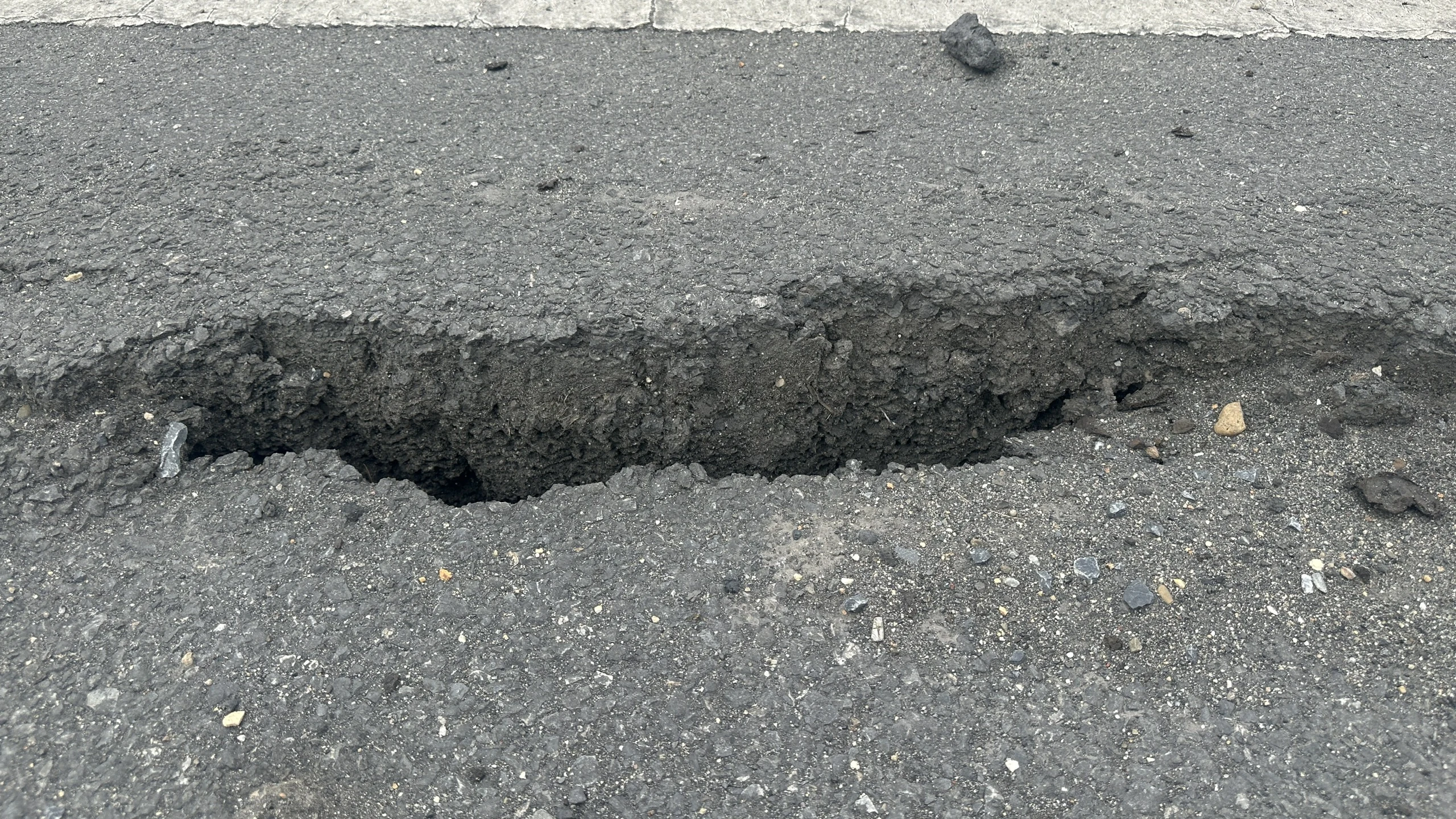 Xuất hiện vết nứt dài trên đường Âu Cơ