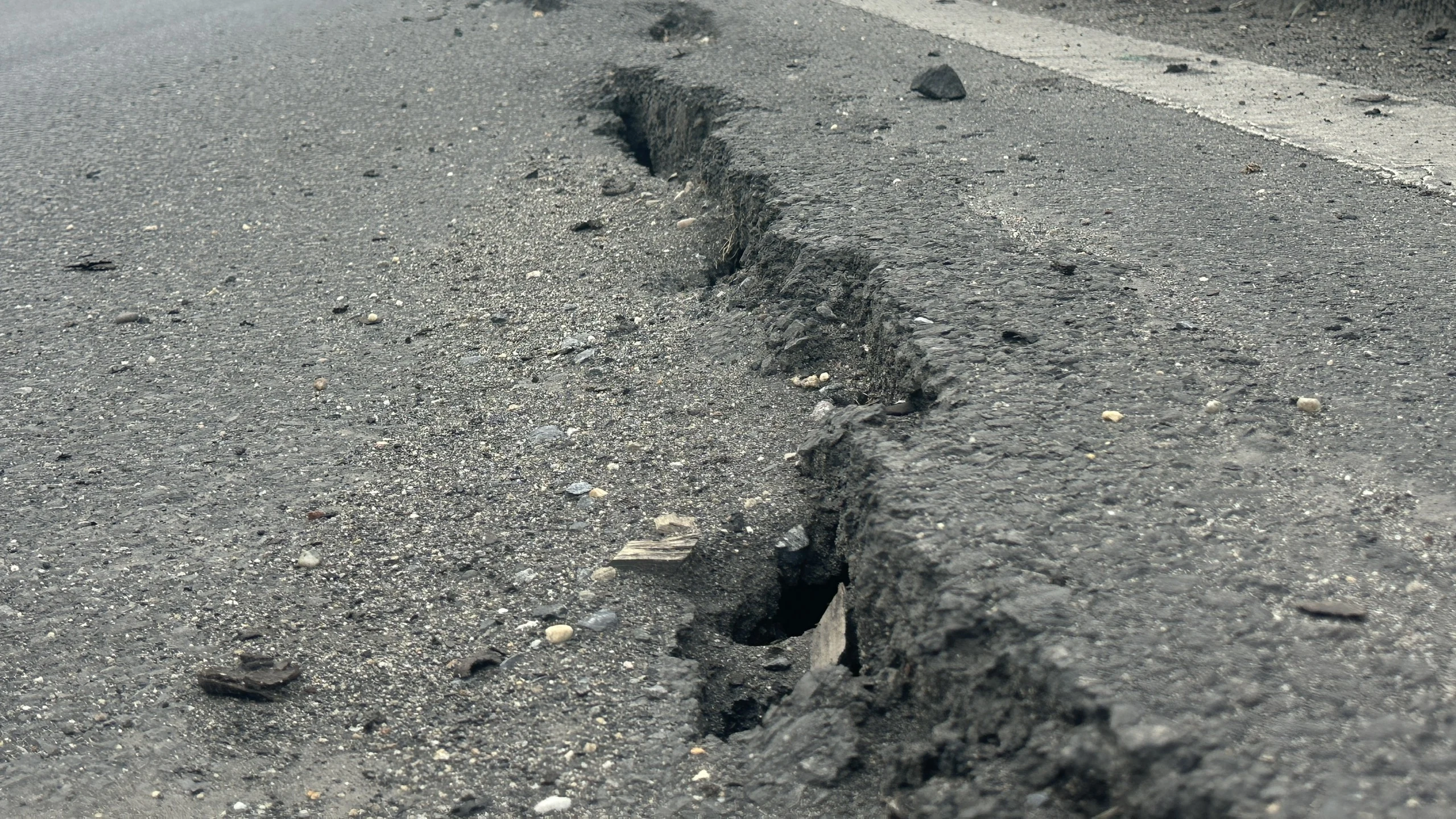 Xuất hiện vết nứt dài trên đường Âu Cơ