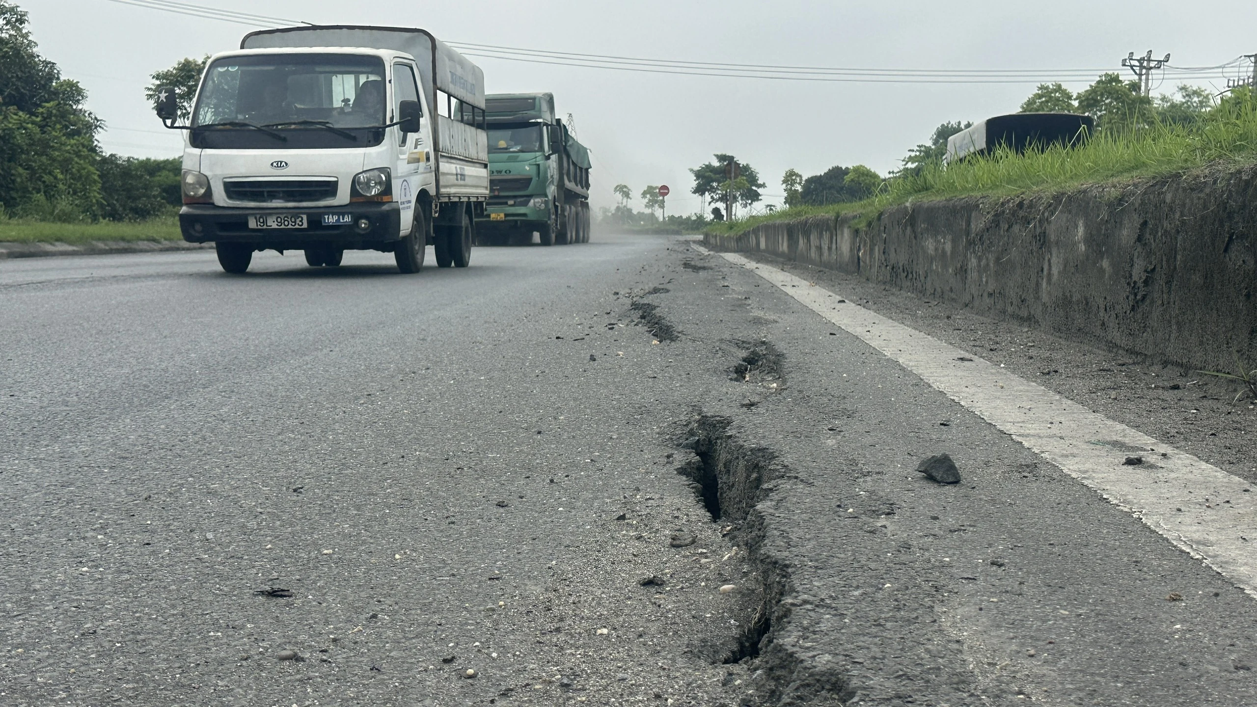 Xuất hiện vết nứt dài trên đường Âu Cơ