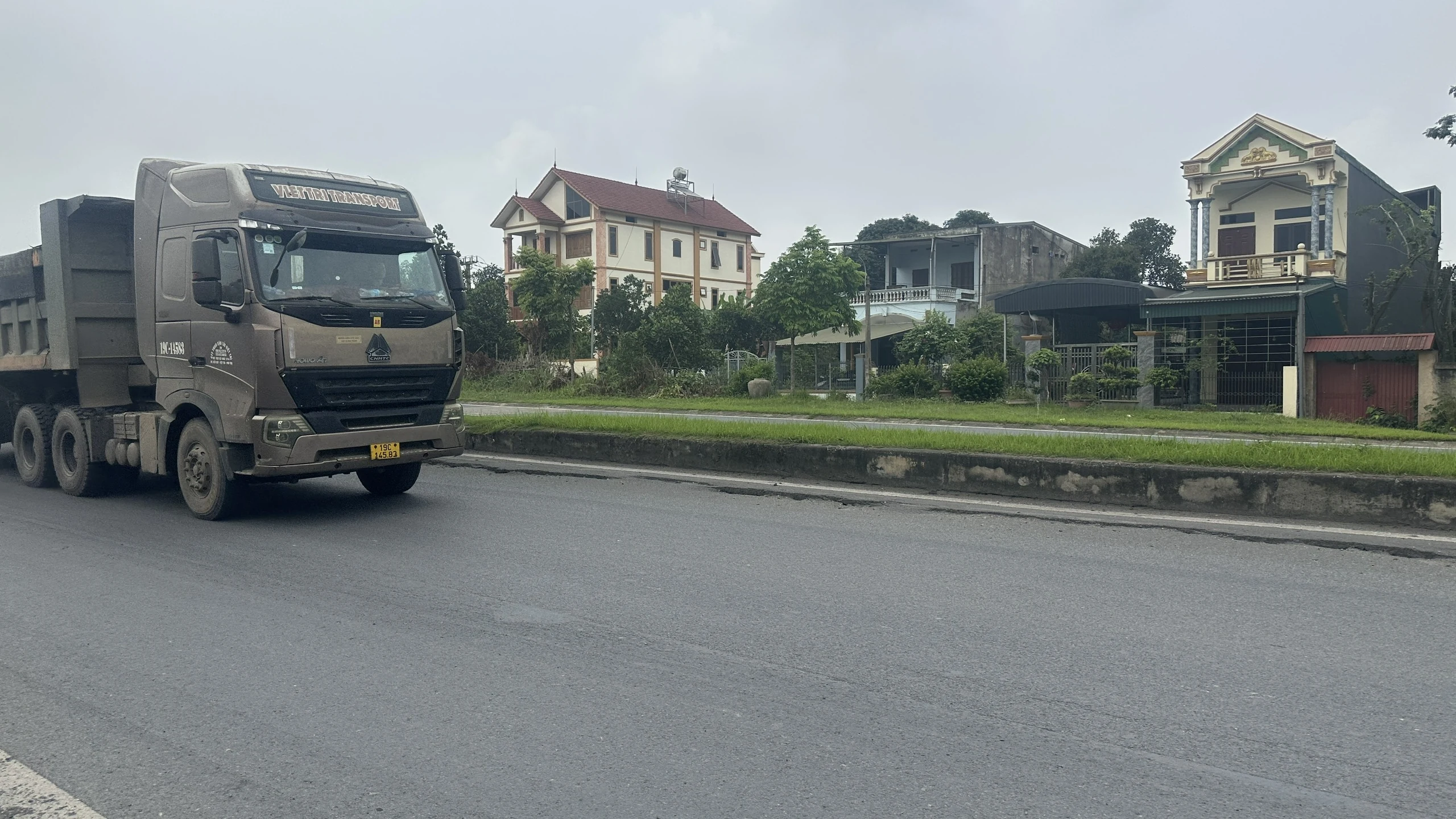 Xuất hiện vết nứt dài trên đường Âu Cơ