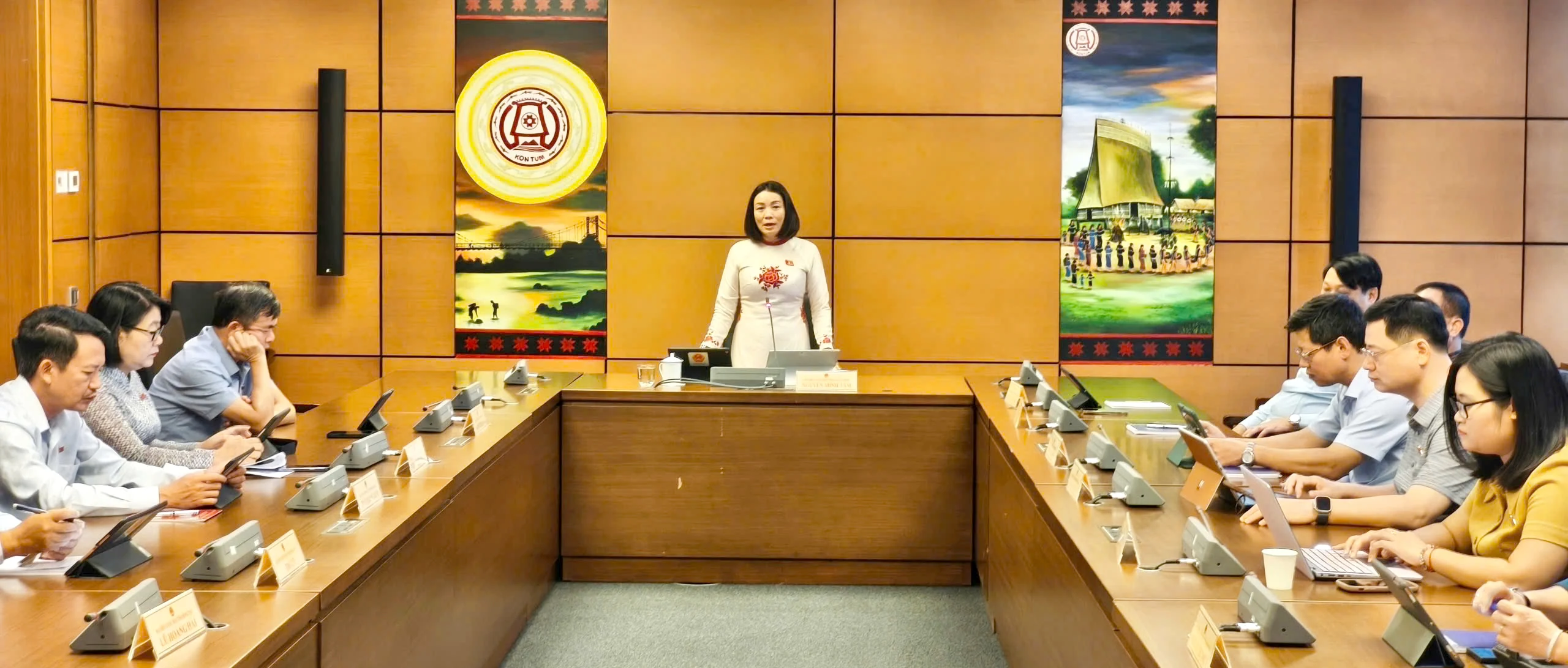 Thảo luận tại Tổ về chính sách giáo dục và miễn thuế sử dụng đất nông nghiệp