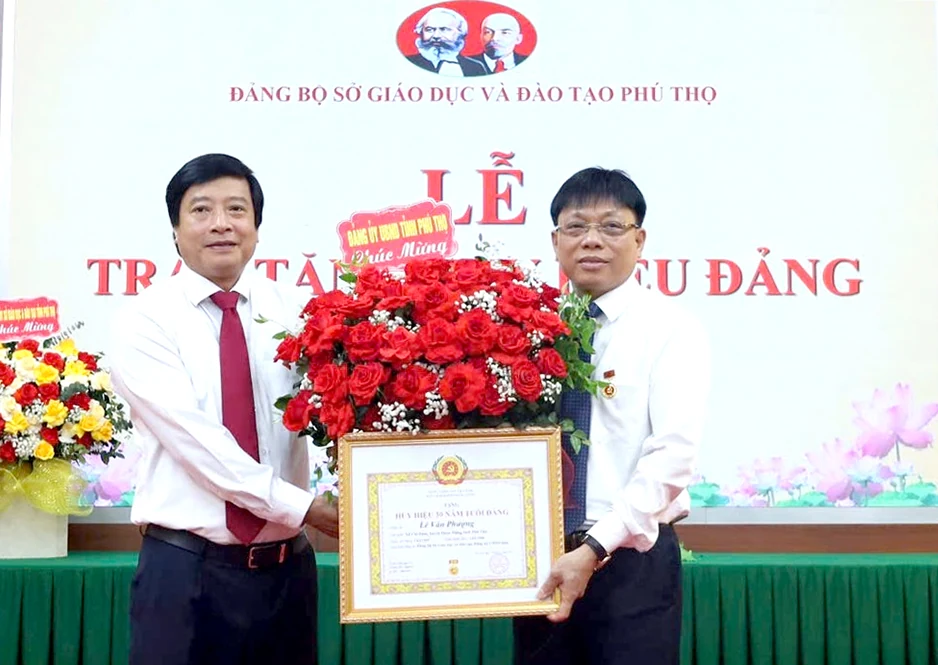 Trao Huy hiệu 30 năm tuổi Đảng cho đảng viên