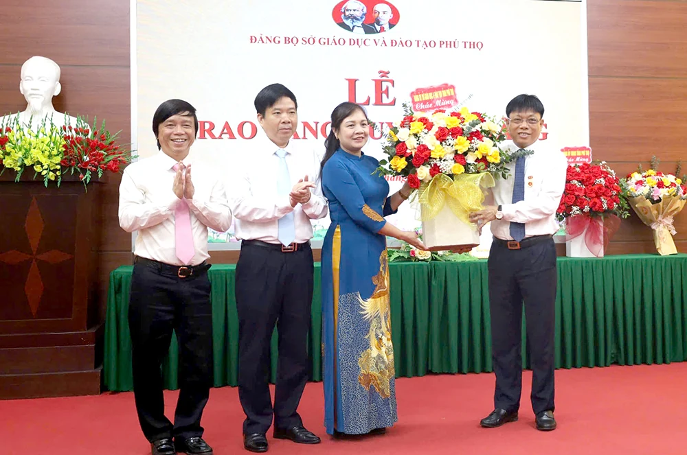 Trao Huy hiệu 30 năm tuổi Đảng cho đảng viên