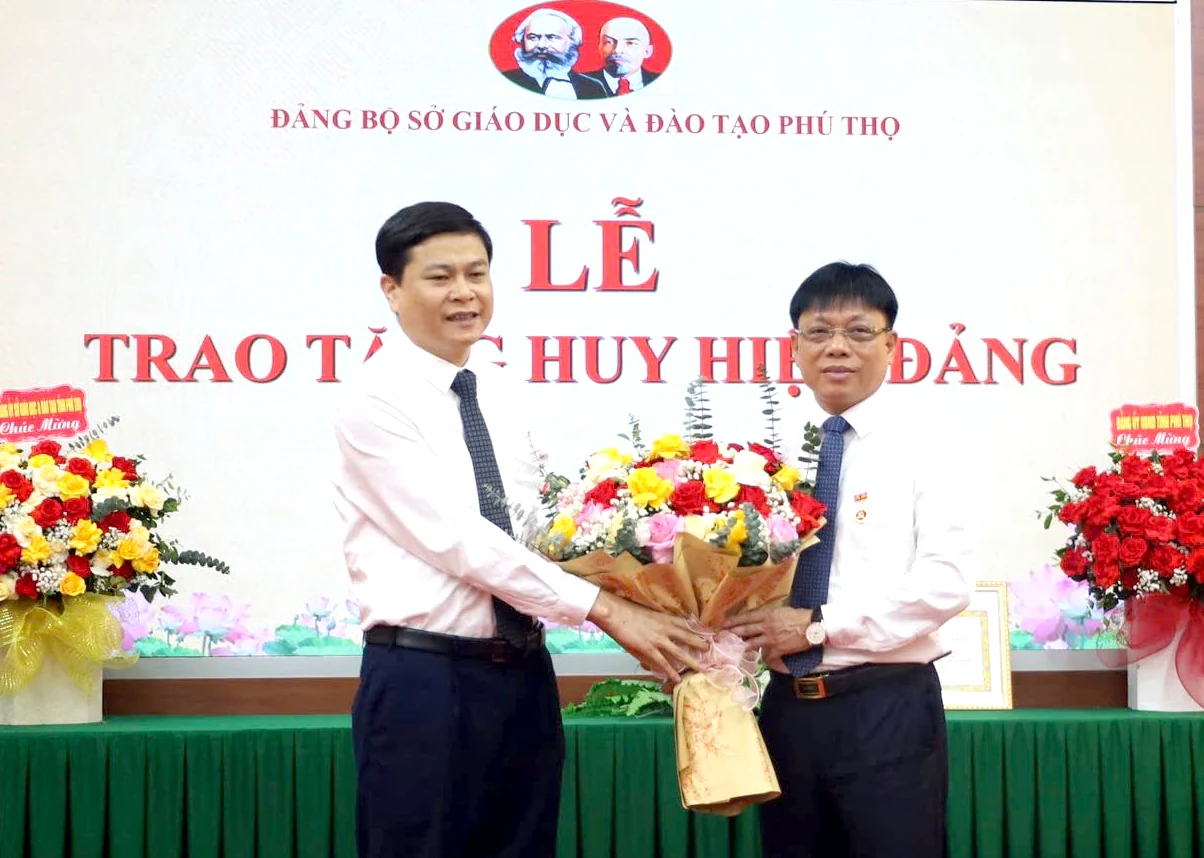Trao Huy hiệu 30 năm tuổi Đảng cho đảng viên