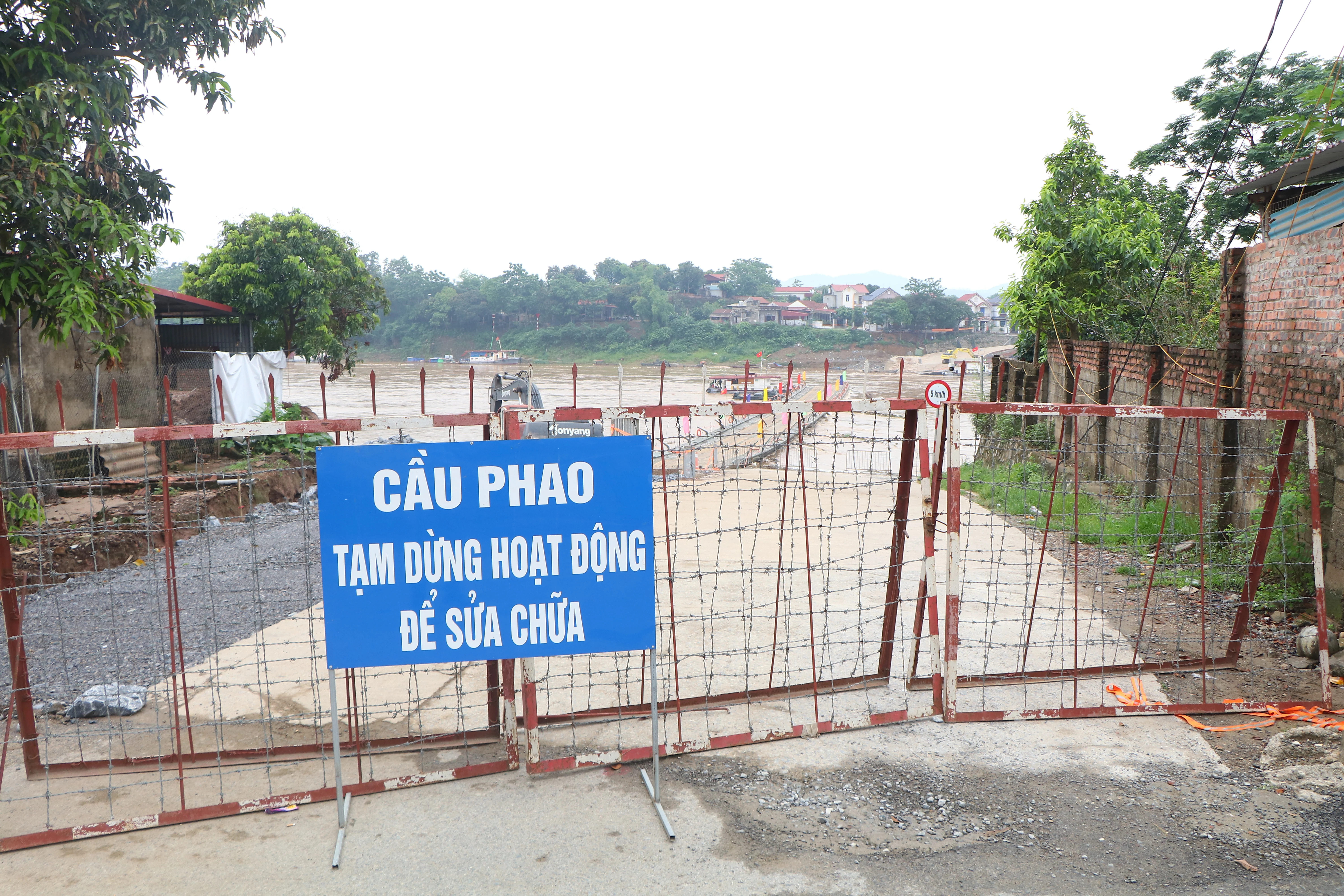 Tạm dừng hoạt động cầu phao Phong Châu