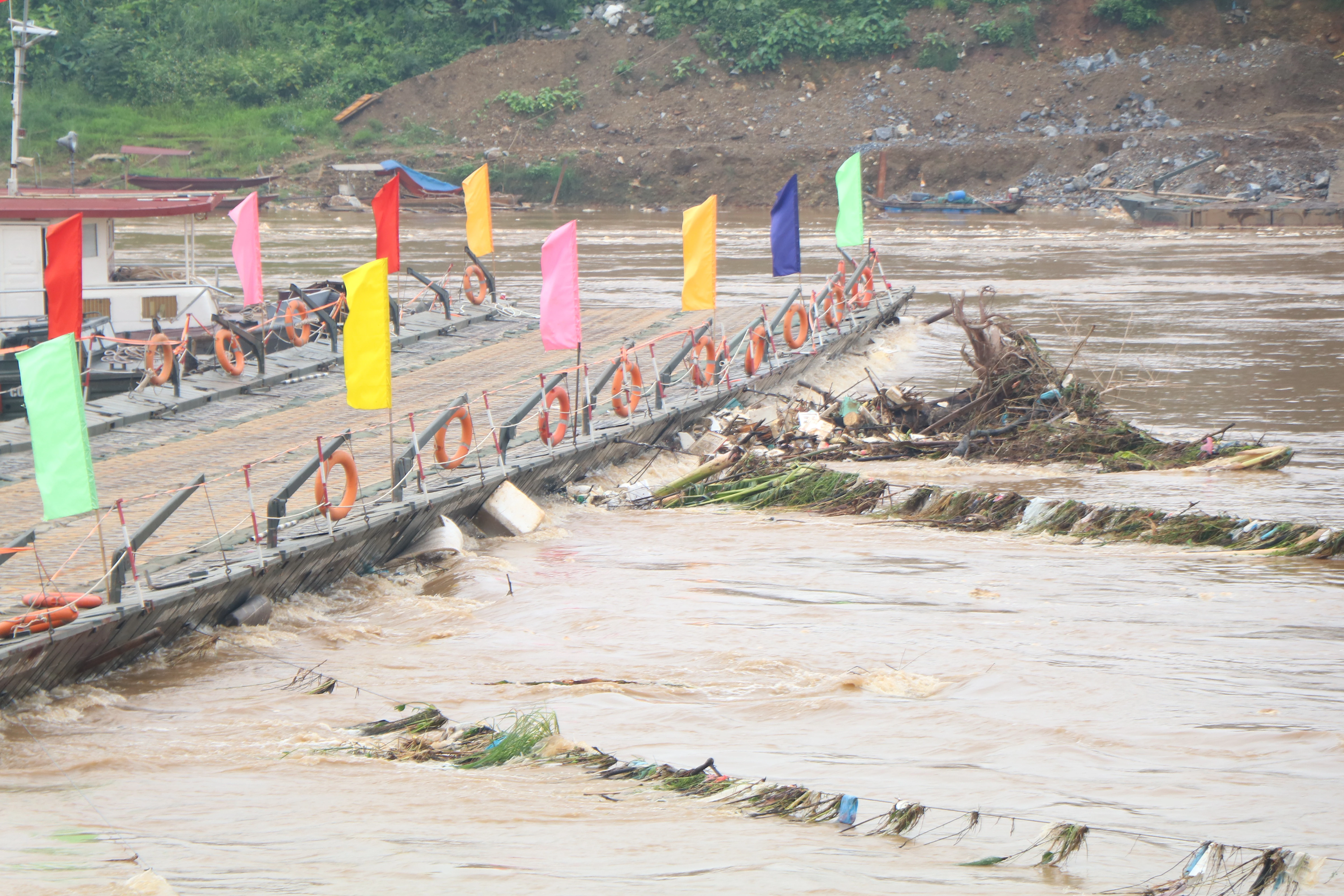 Tạm dừng hoạt động cầu phao Phong Châu
