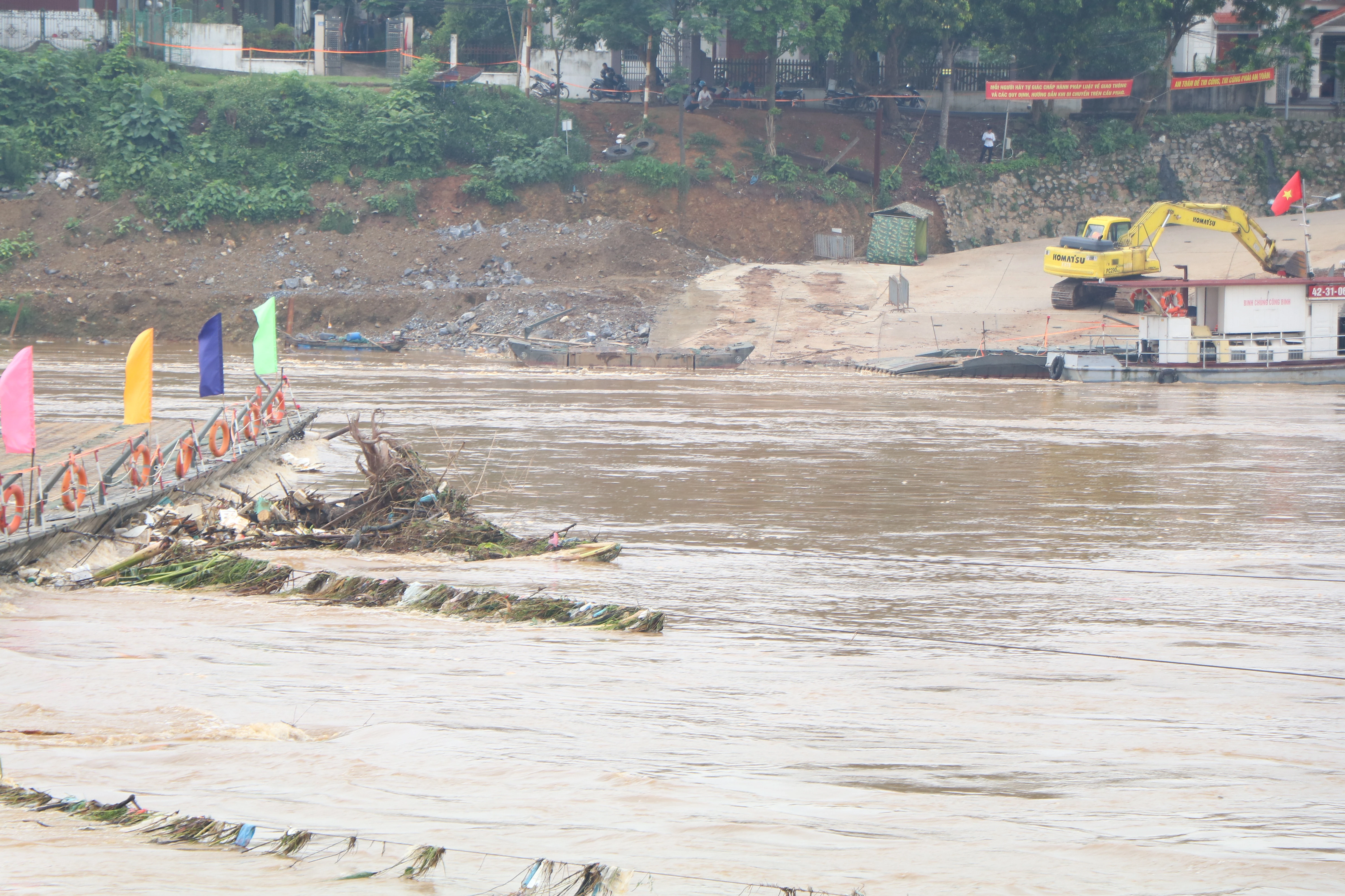 Tạm dừng hoạt động cầu phao Phong Châu