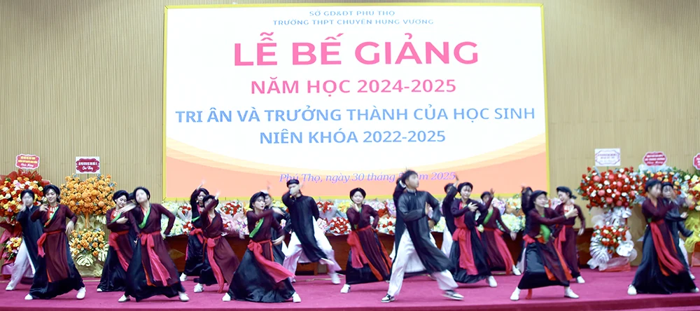 Trường THPT Chuyên Hùng Vương: Tổng kết năm học 2024-2025